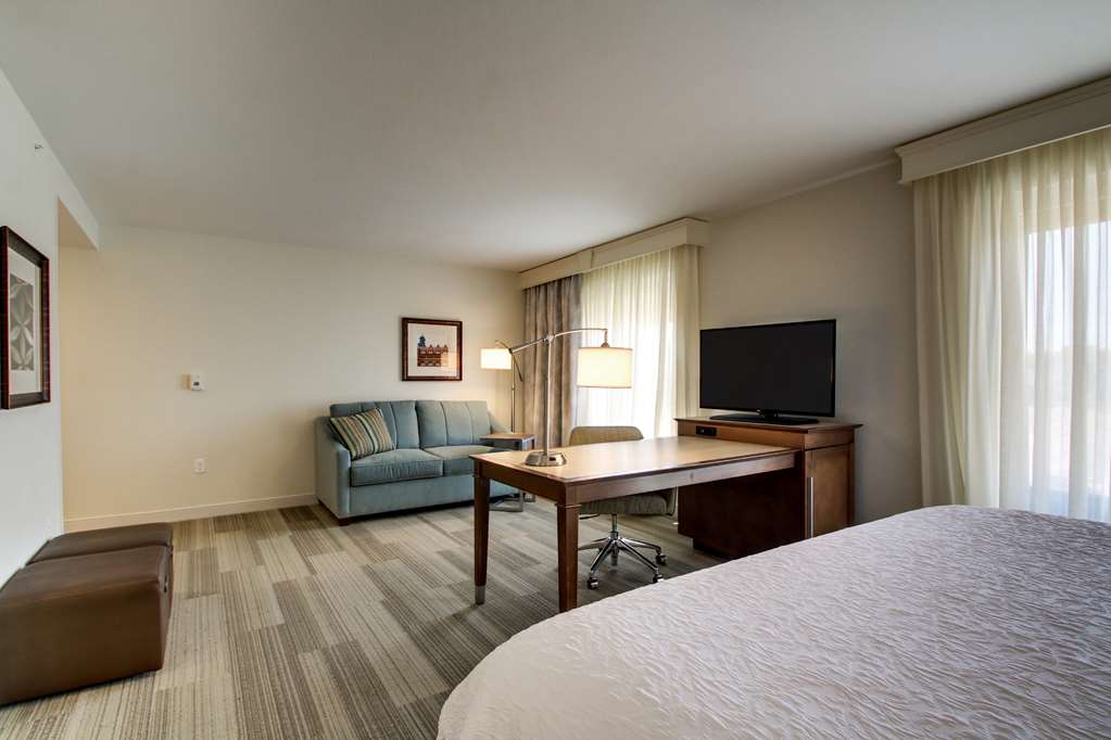 HAMPTON INN AND SUITES MILWAUKEE WE-guestroom-Guest Room,On-Site.jpg