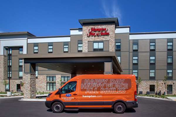 Exterior view - Hampton Inn & Suites West Milwaukee West Allis - I-94, Exit 306