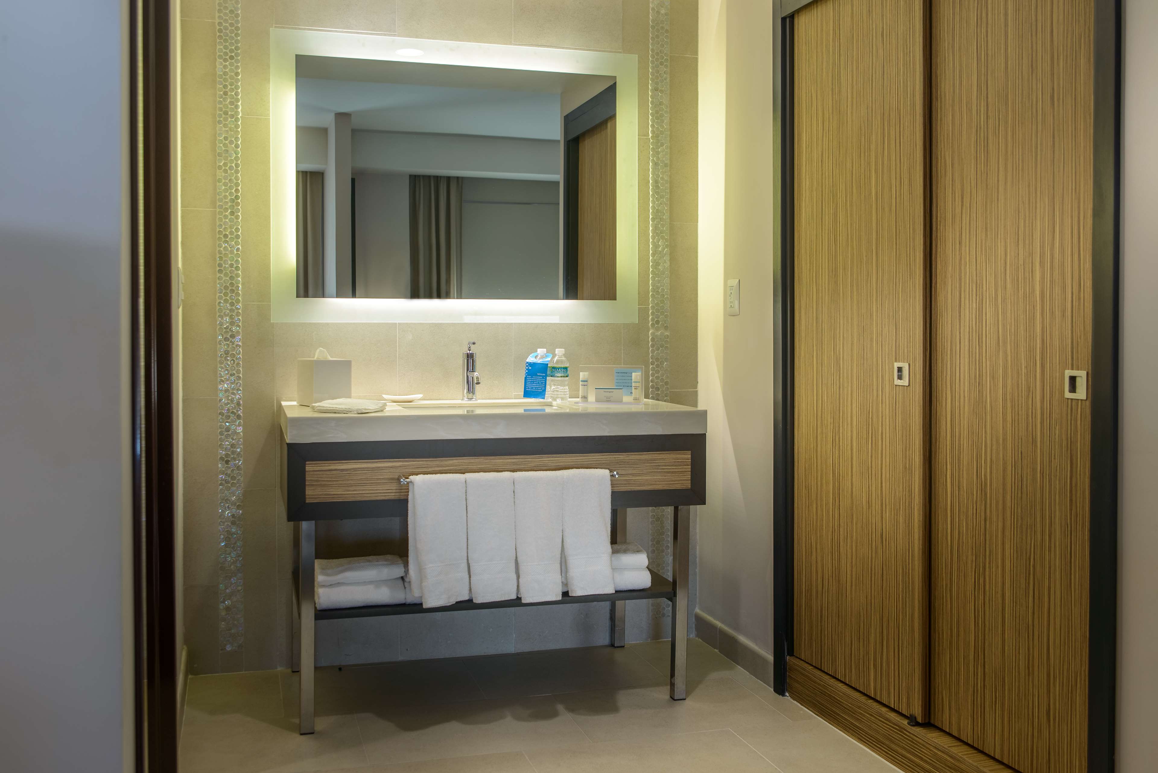 Hampton Inn by Hilton - Zacatecas, Mexico Room Type - 1KN STDO MIC FRIDG WTBR NS