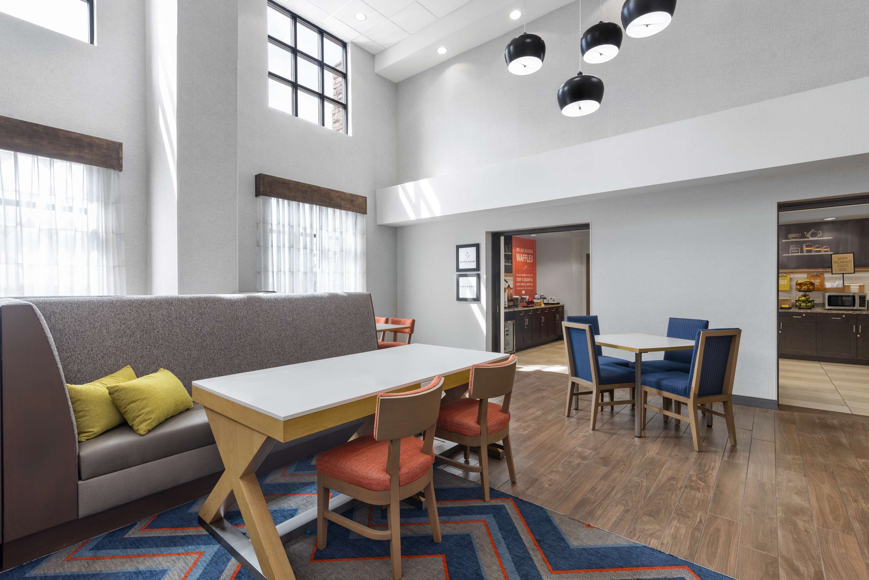 Breakfast Area | Hampton Inn & Suites Douglas