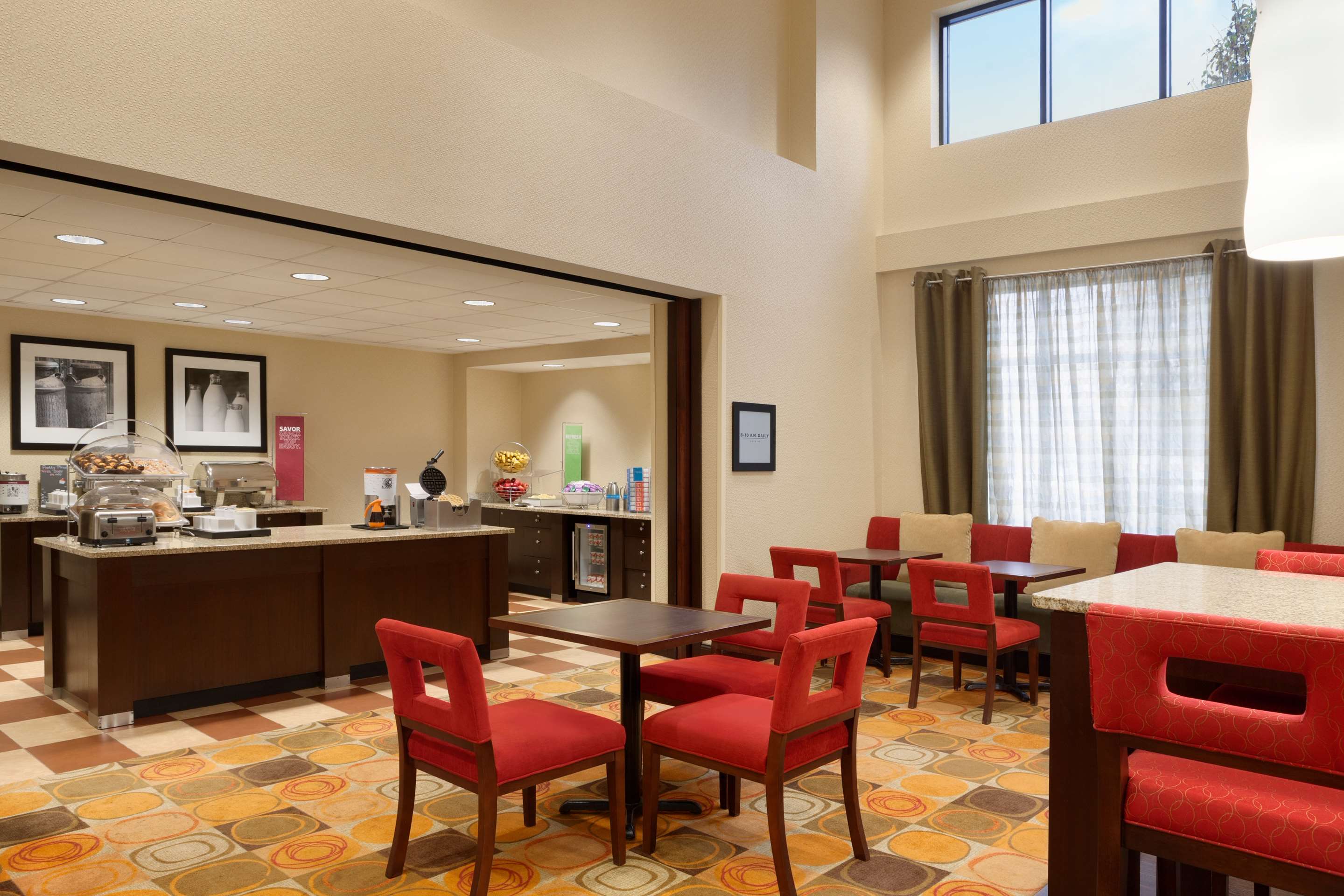 Restaurant | Hampton Inn & Suites Hartford/East Hartford