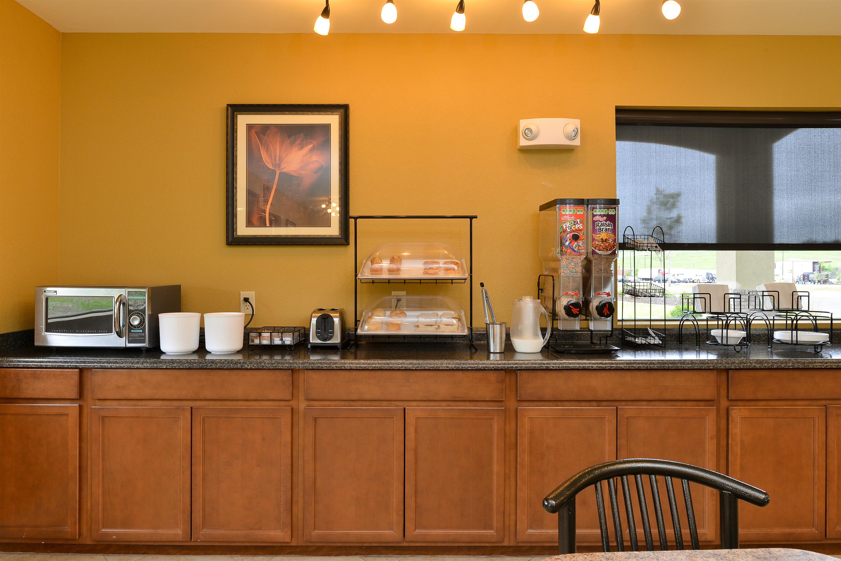 Breakfast Area | Americas Best Value Inn Tupelo