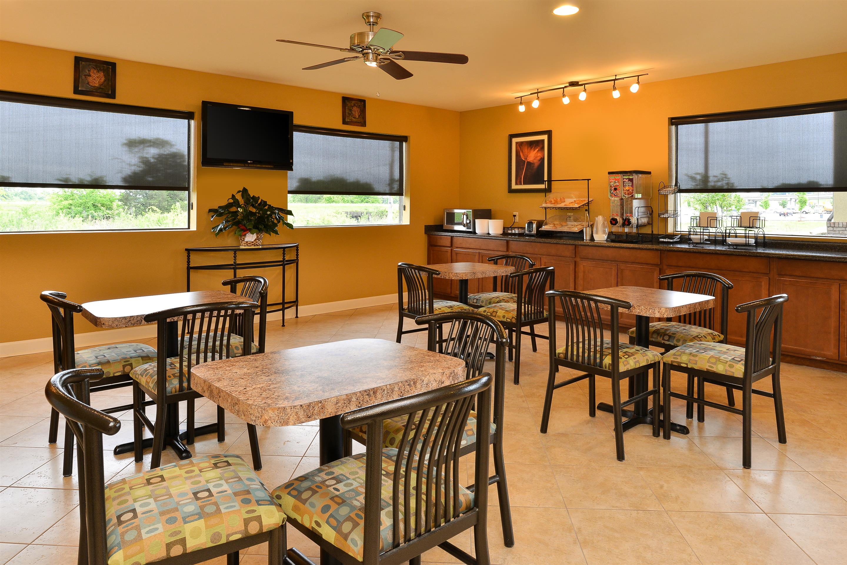 Breakfast Area | Americas Best Value Inn Tupelo