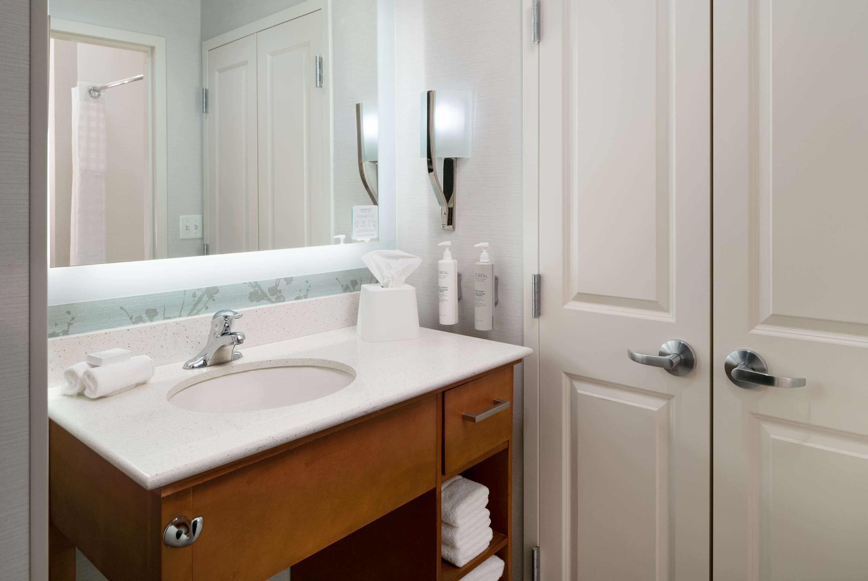 Guest room bath
