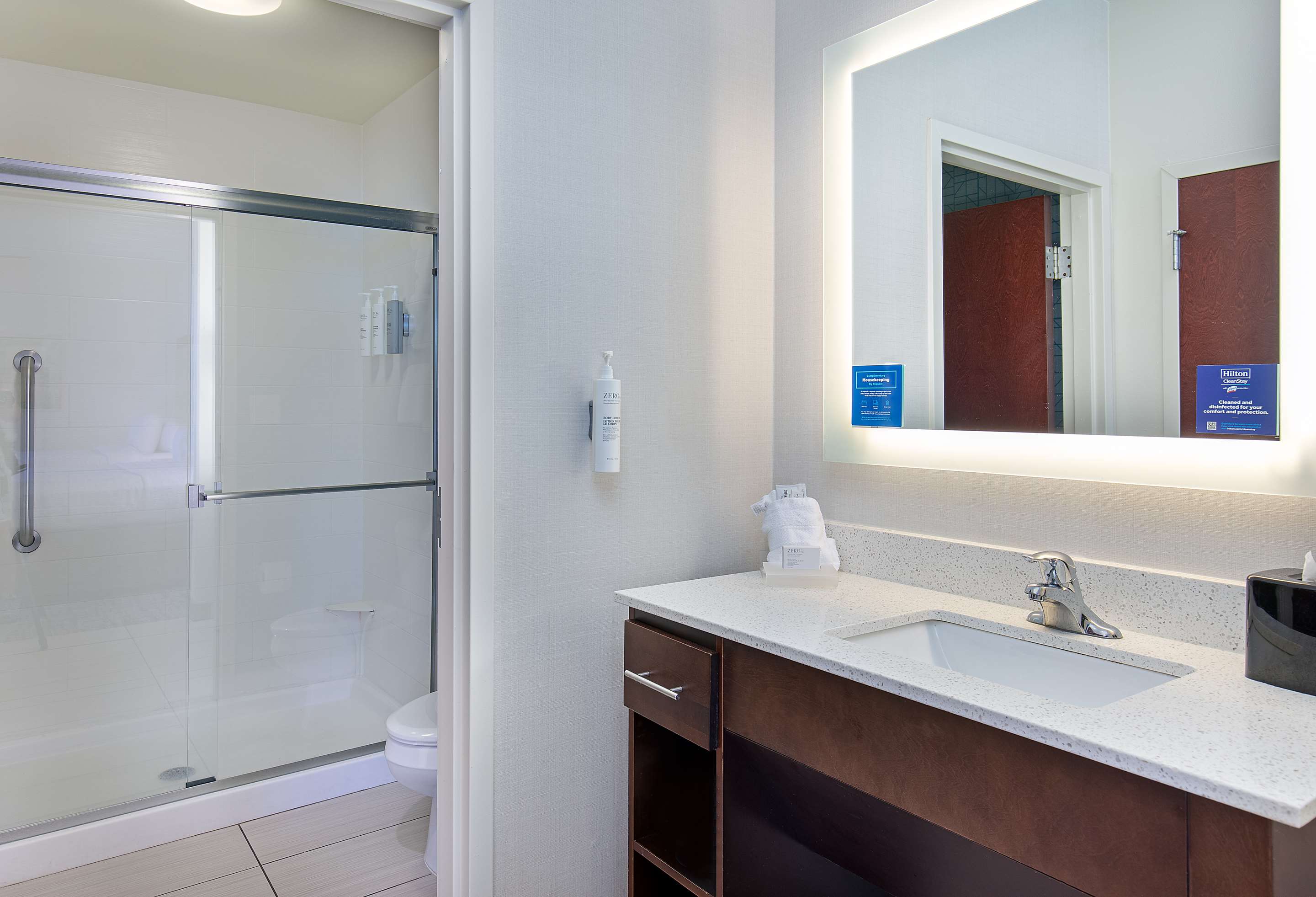 Guest room bath