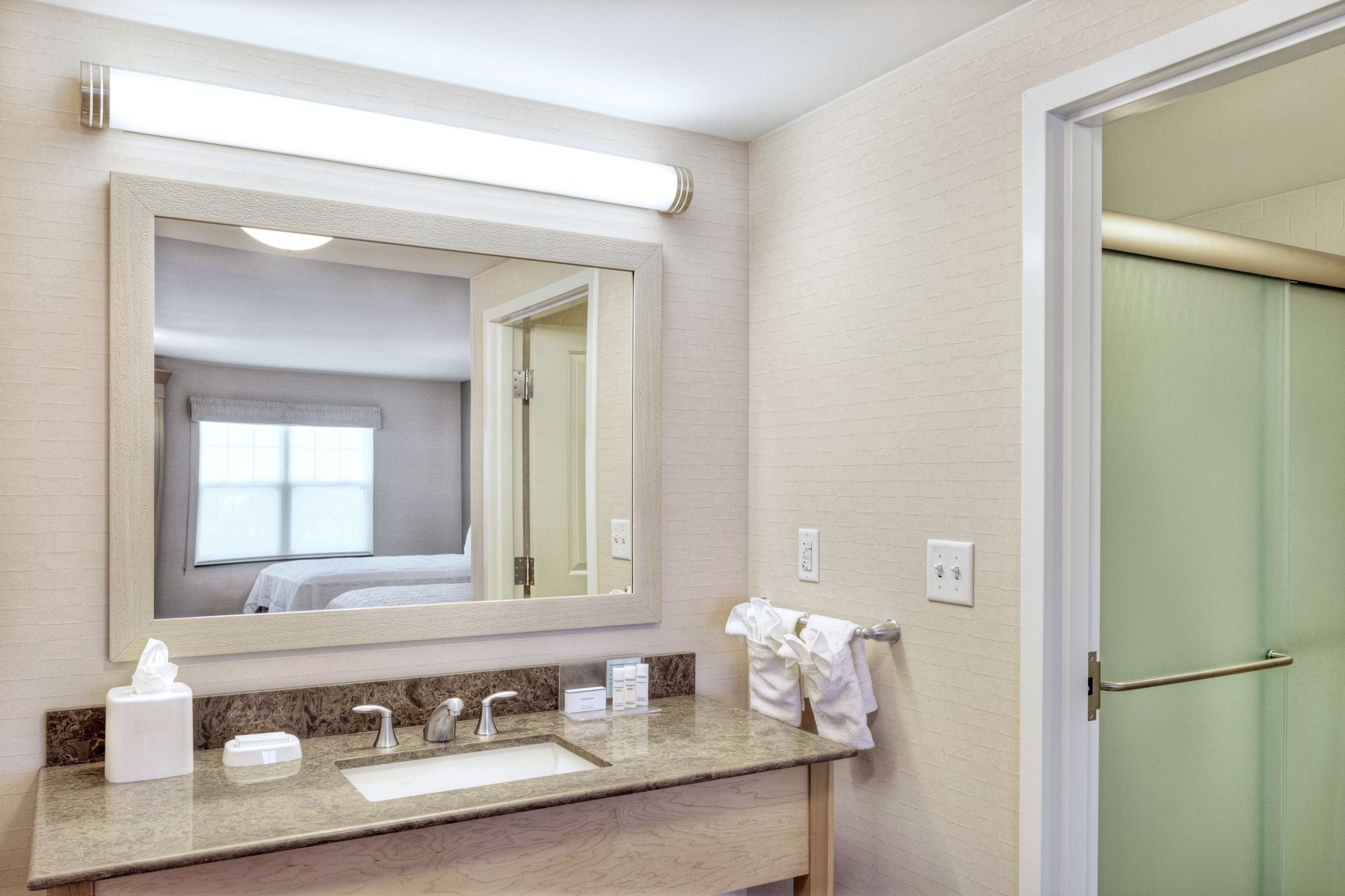 Hampton by Hilton Bar Harbor Room Type - 2Q OV STDO MIC FRG WTBR NS