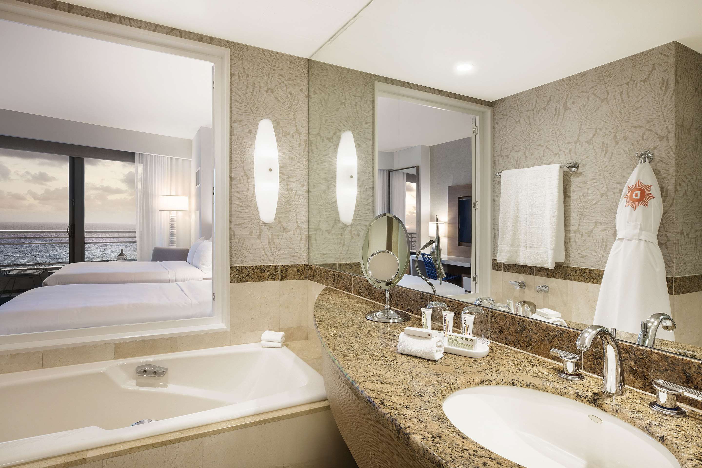 2 Double Beds - Oceanfront View Balcony