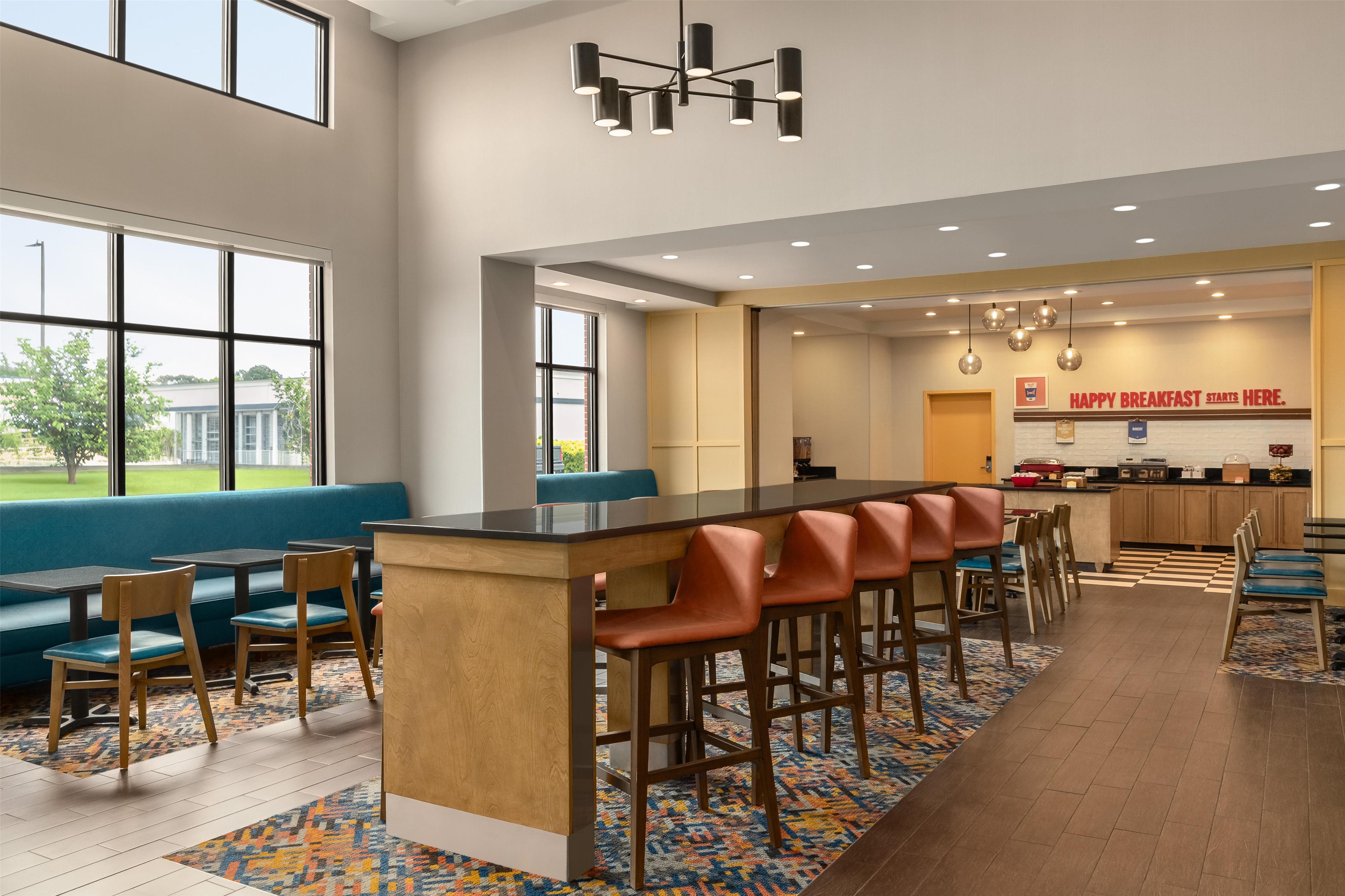 Breakfast Area | Hampton Inn & Suites Lavonia