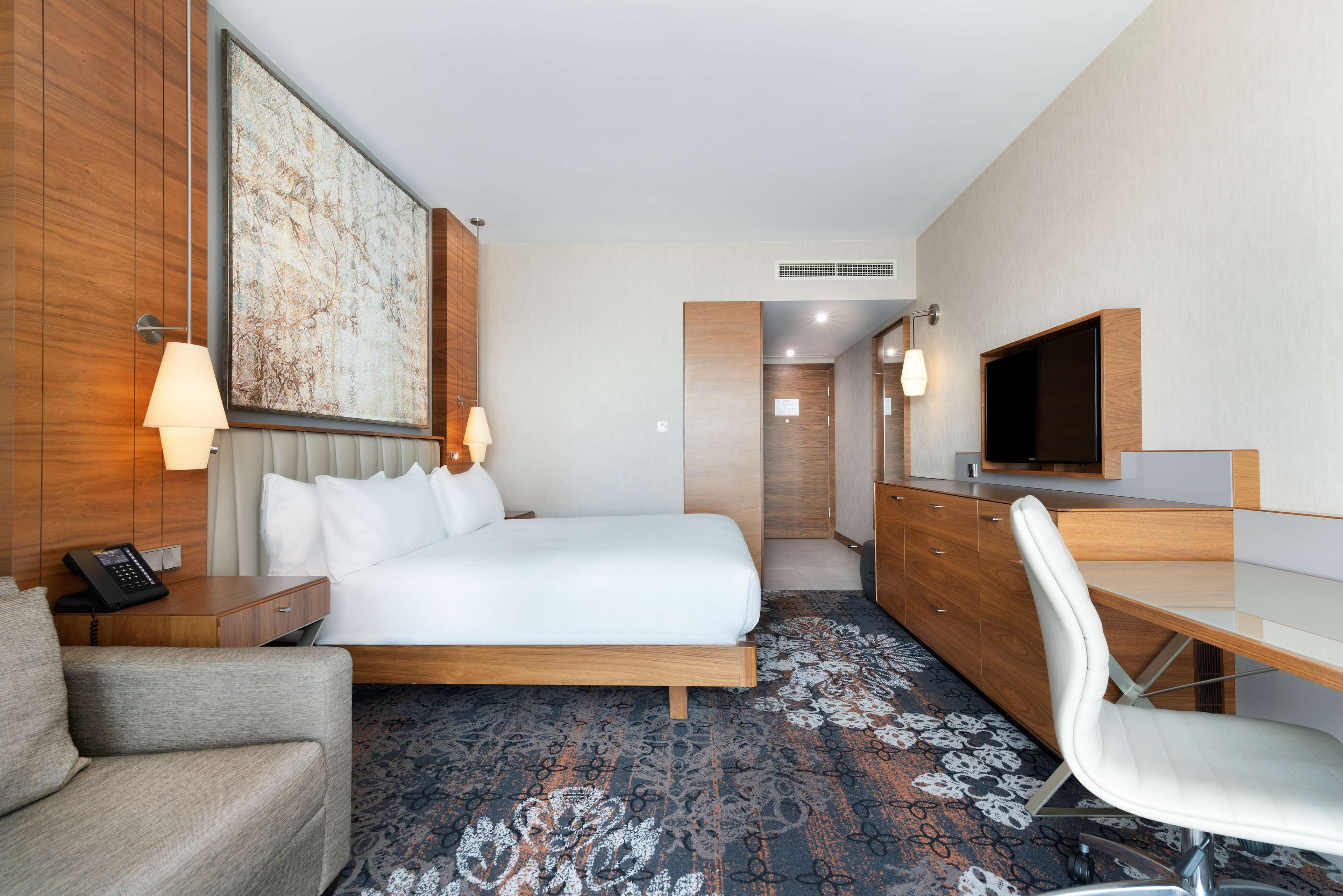 DoubleTree by Hilton Krakow Hotel & Convention Center Room Type - KING GUEST RM W SOFA BED