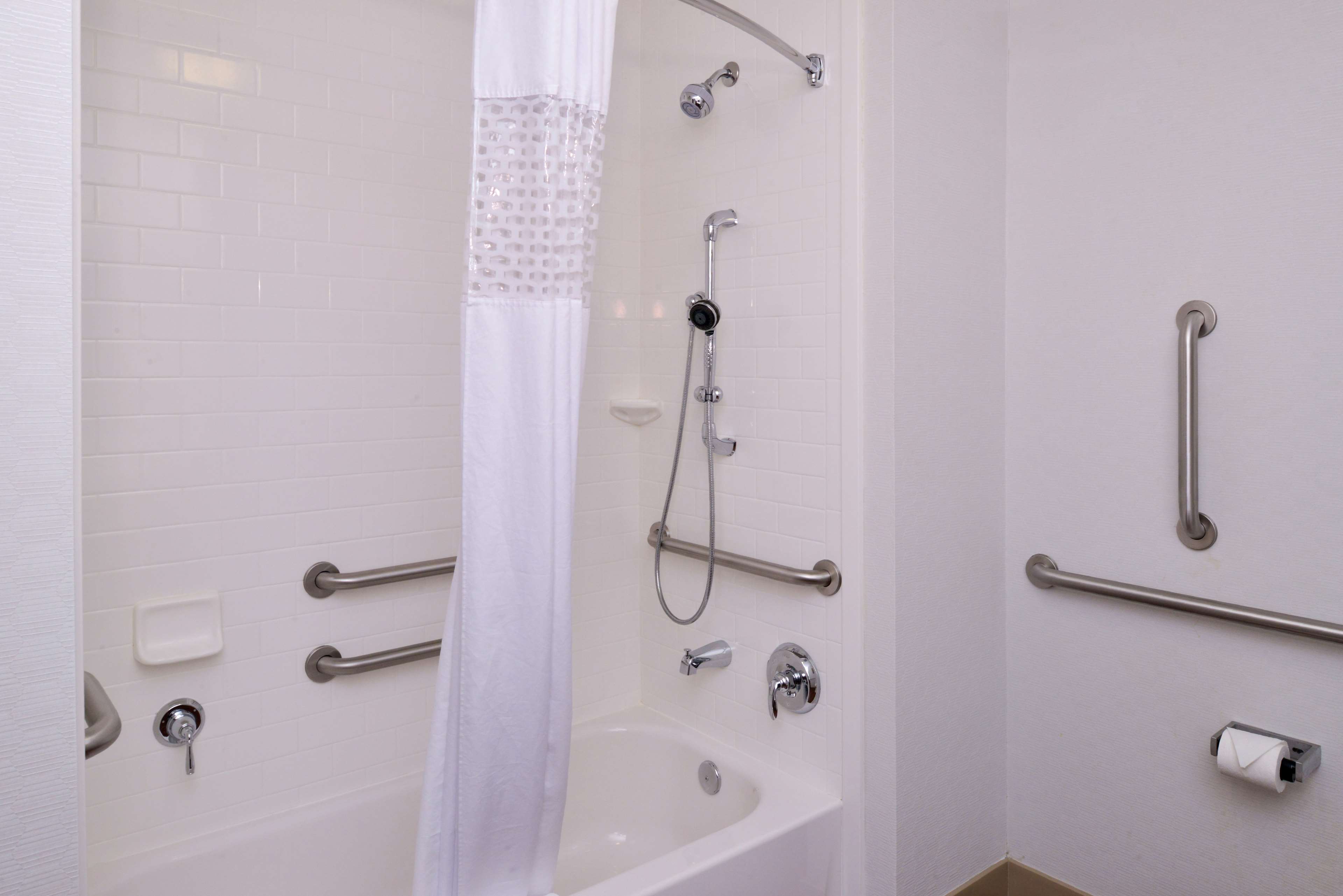 Hampton Inn & Suites by Hilton Lonoke Room Type - 1KNG MOB HEAR ACC W TUB NS