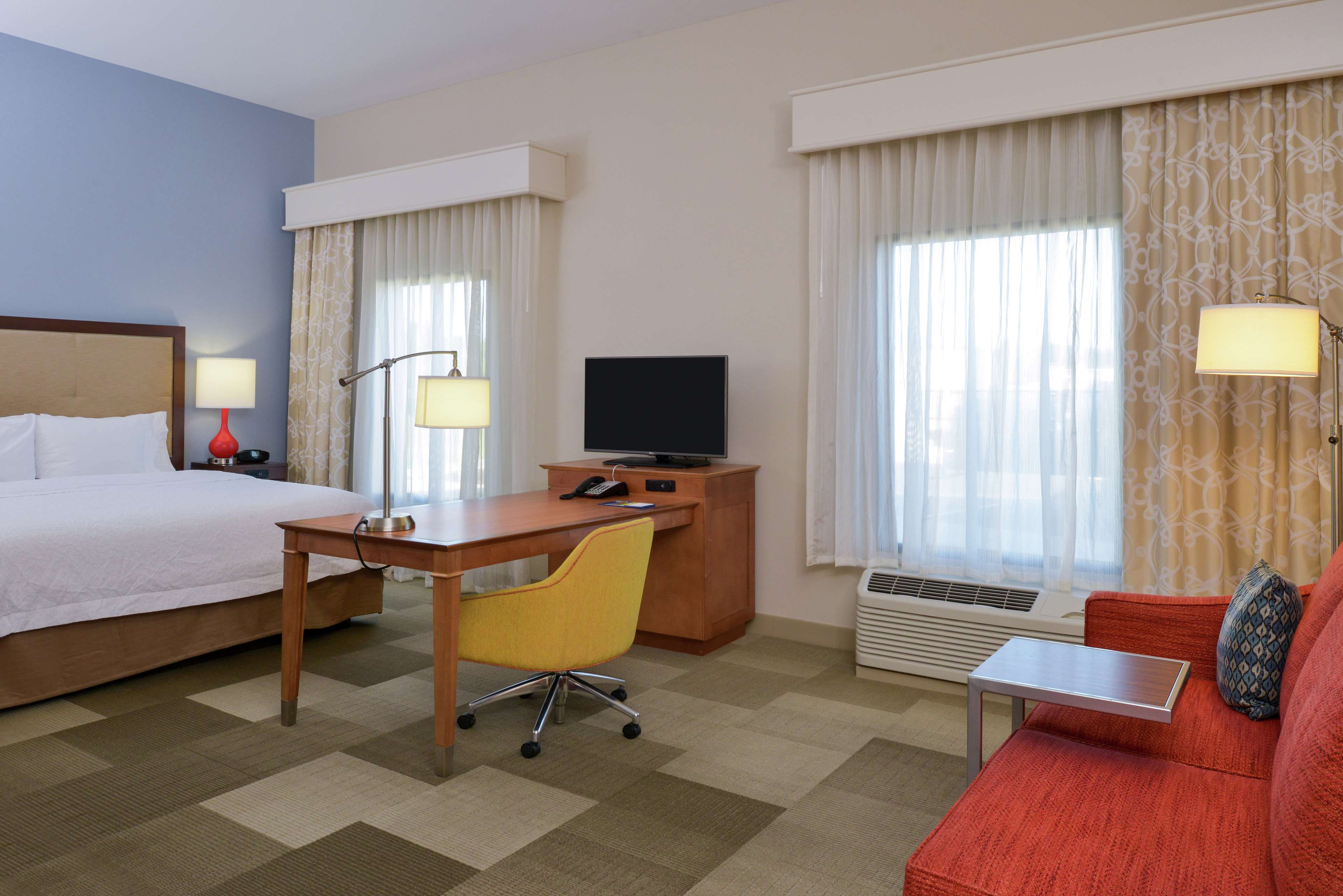 Hampton Inn & Suites by Hilton Lonoke Room Type - 1KN STDO MIC FRIDG WTBR NS