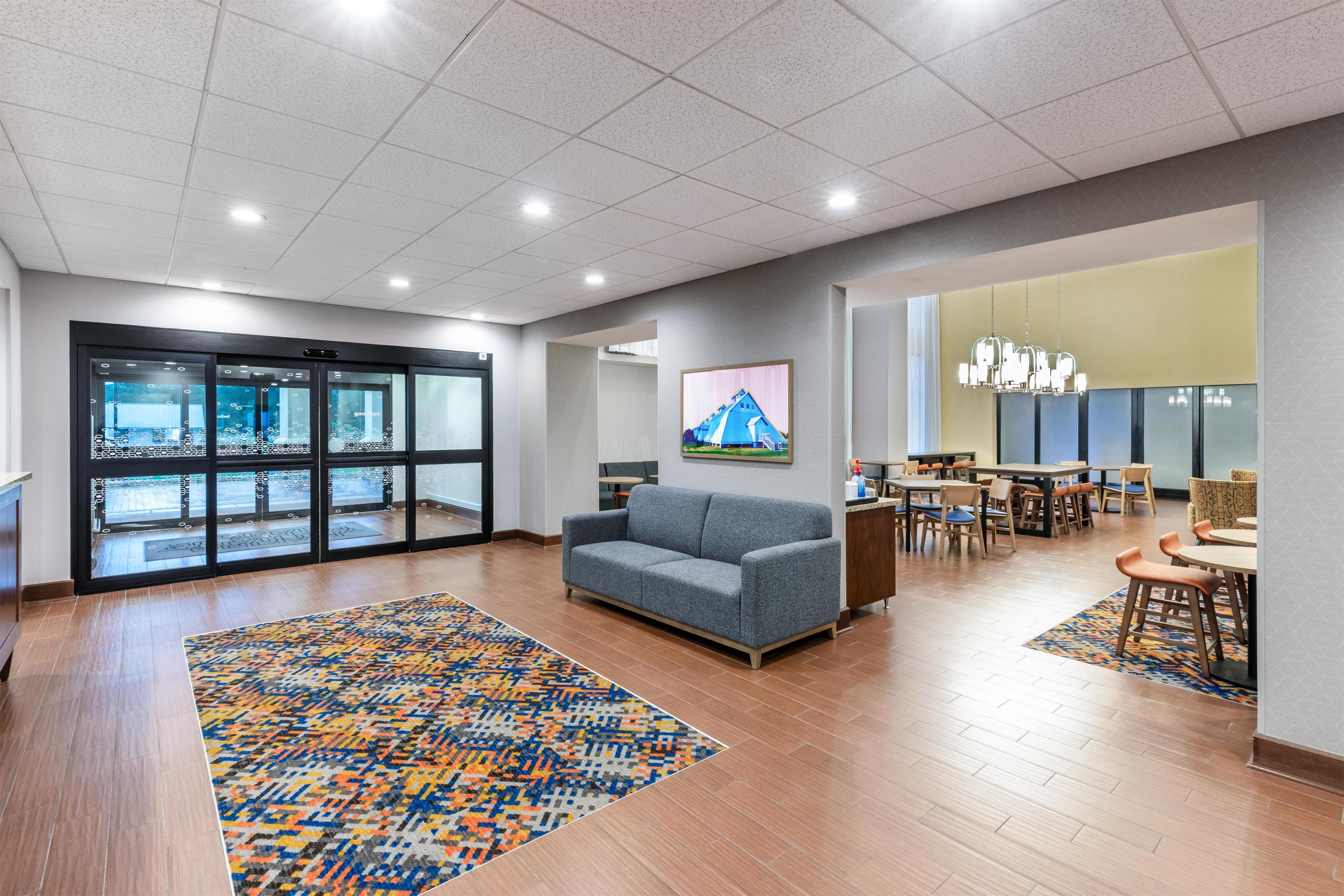 Lobby | Hampton Inn & Suites by Hilton Lonoke