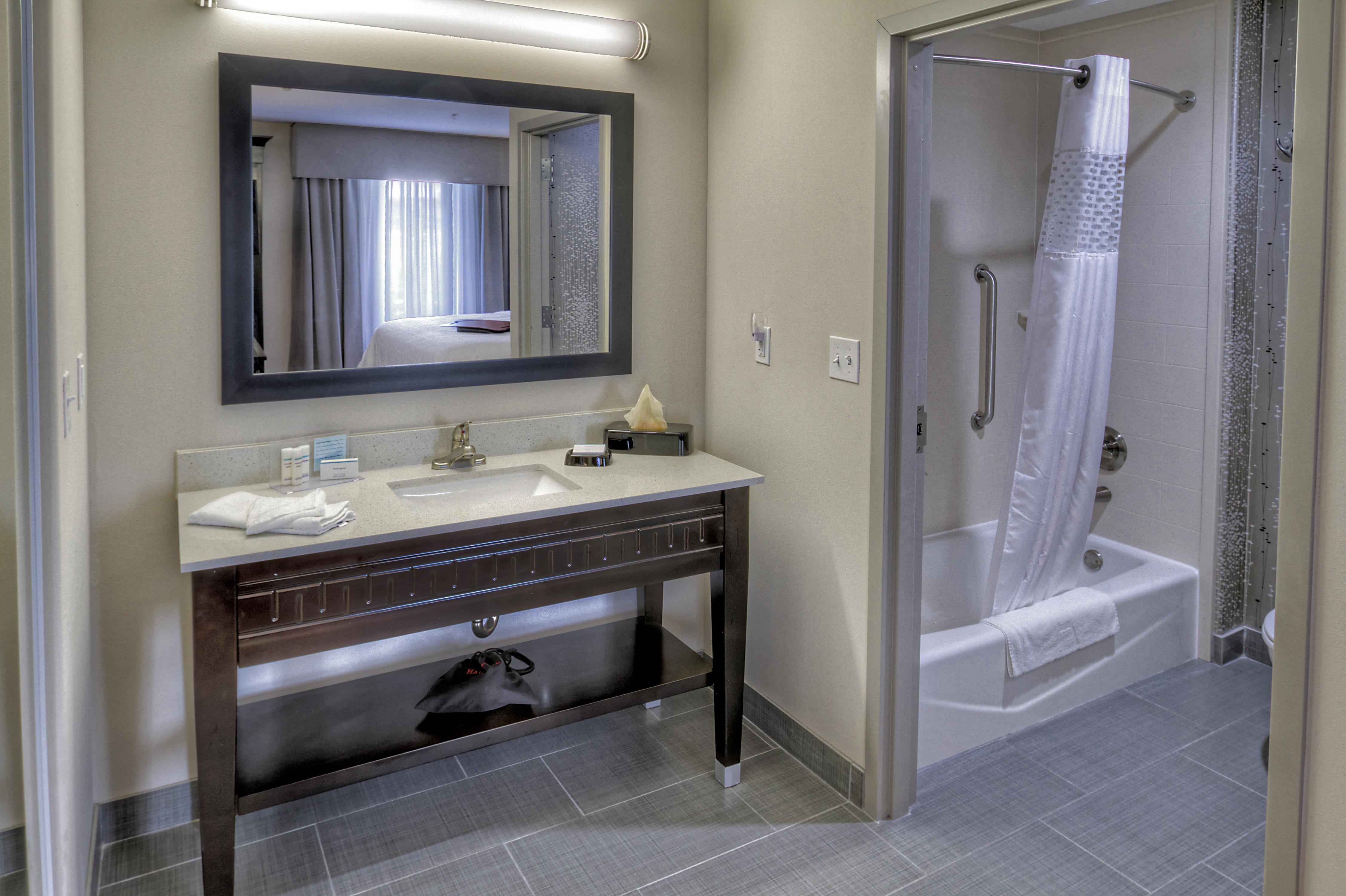 Hampton Inn & Suites by Hilton Ada Room Type - 1KN STDO MIC FRIDG WTBR NS