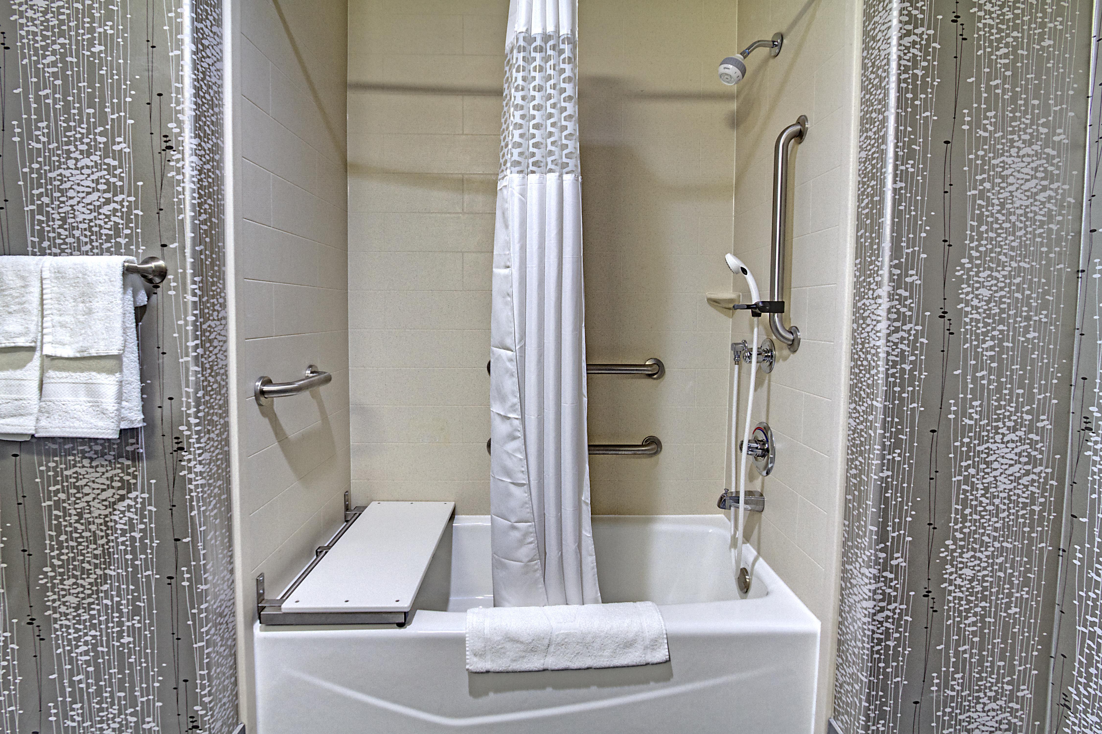 Hampton Inn & Suites by Hilton Ada Room Type - 1KNG MOB HEAR ACC W TUB NS