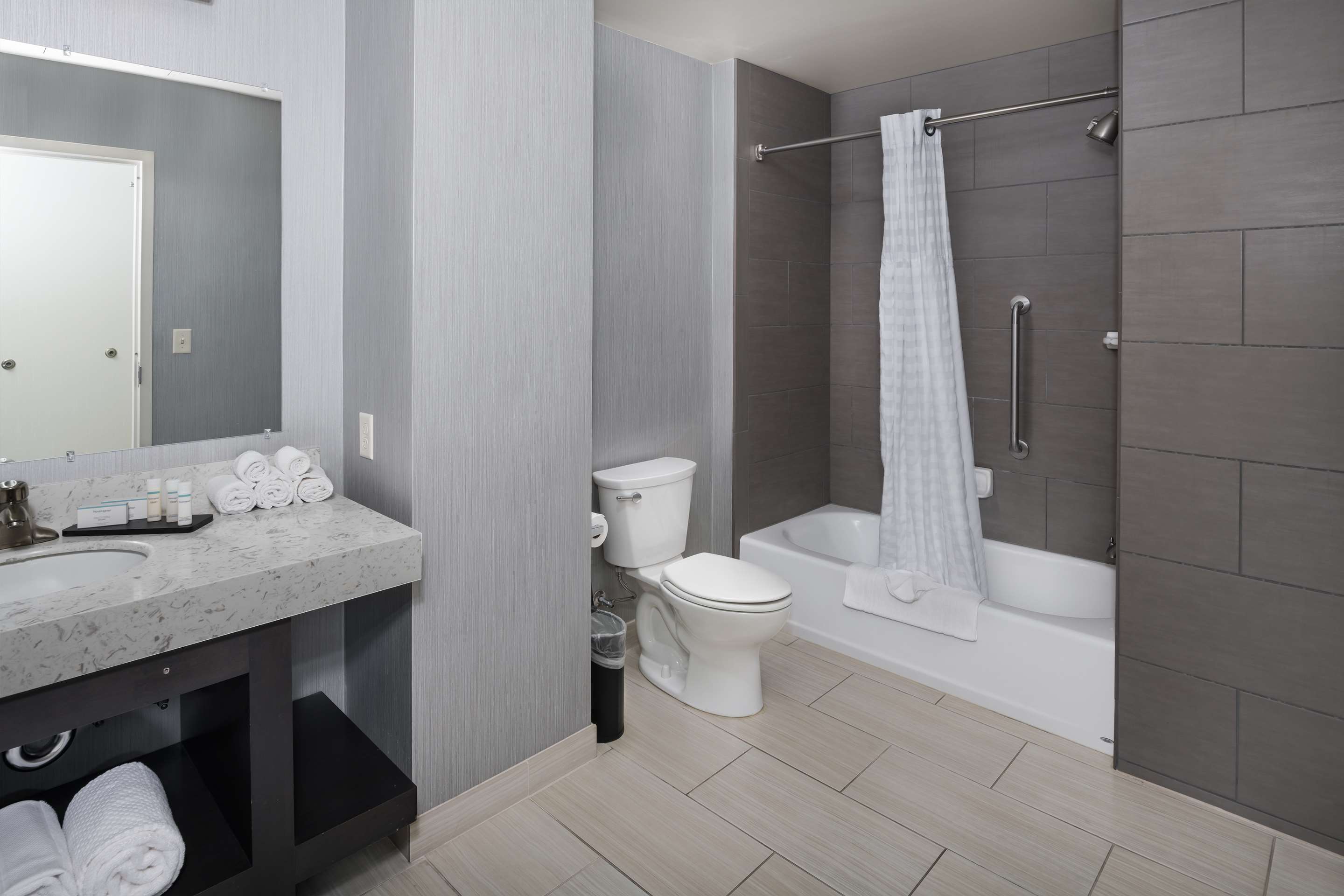 Guest room bath