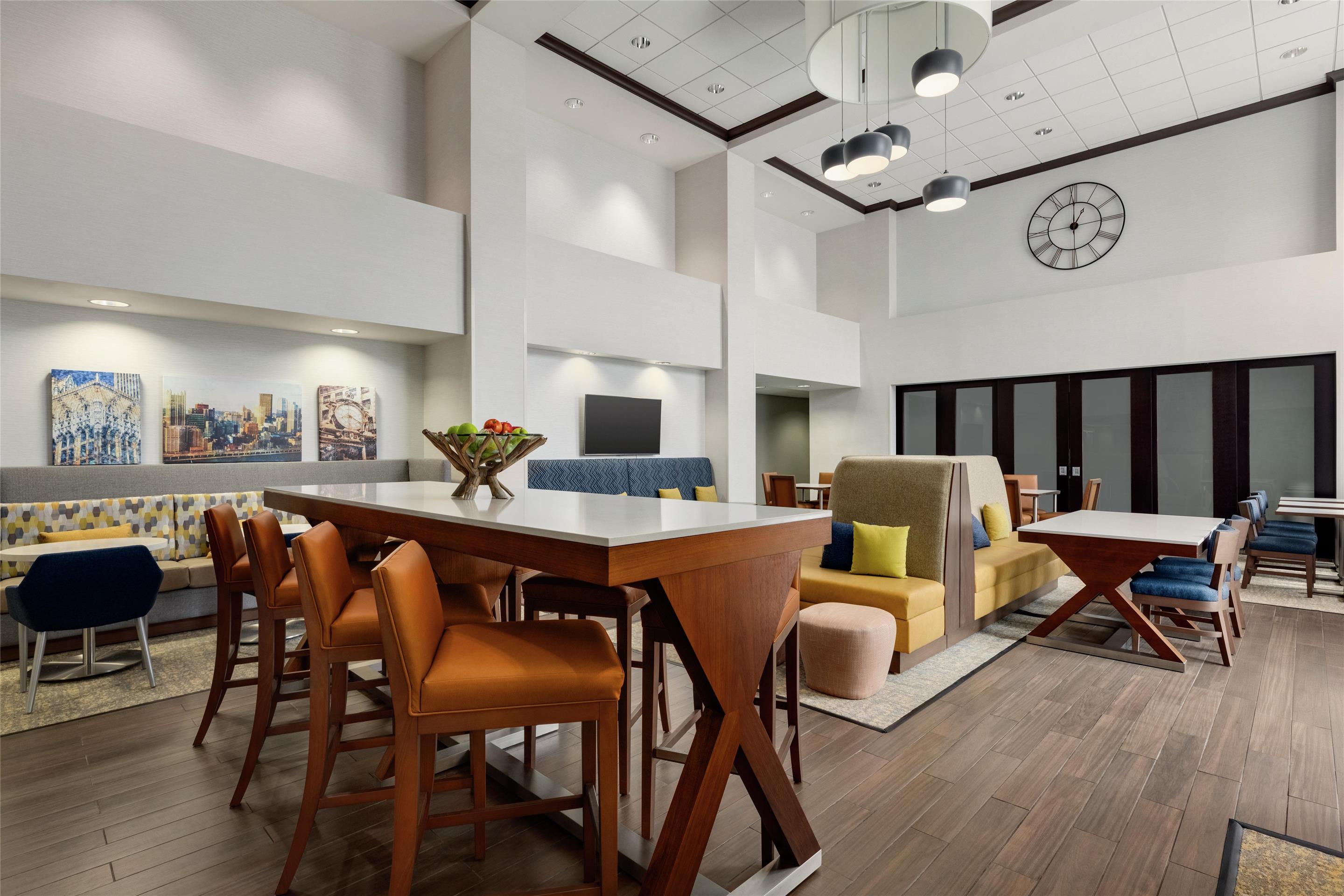 Lobby | Hampton Inn & Suites Pittsburgh/Harmarville