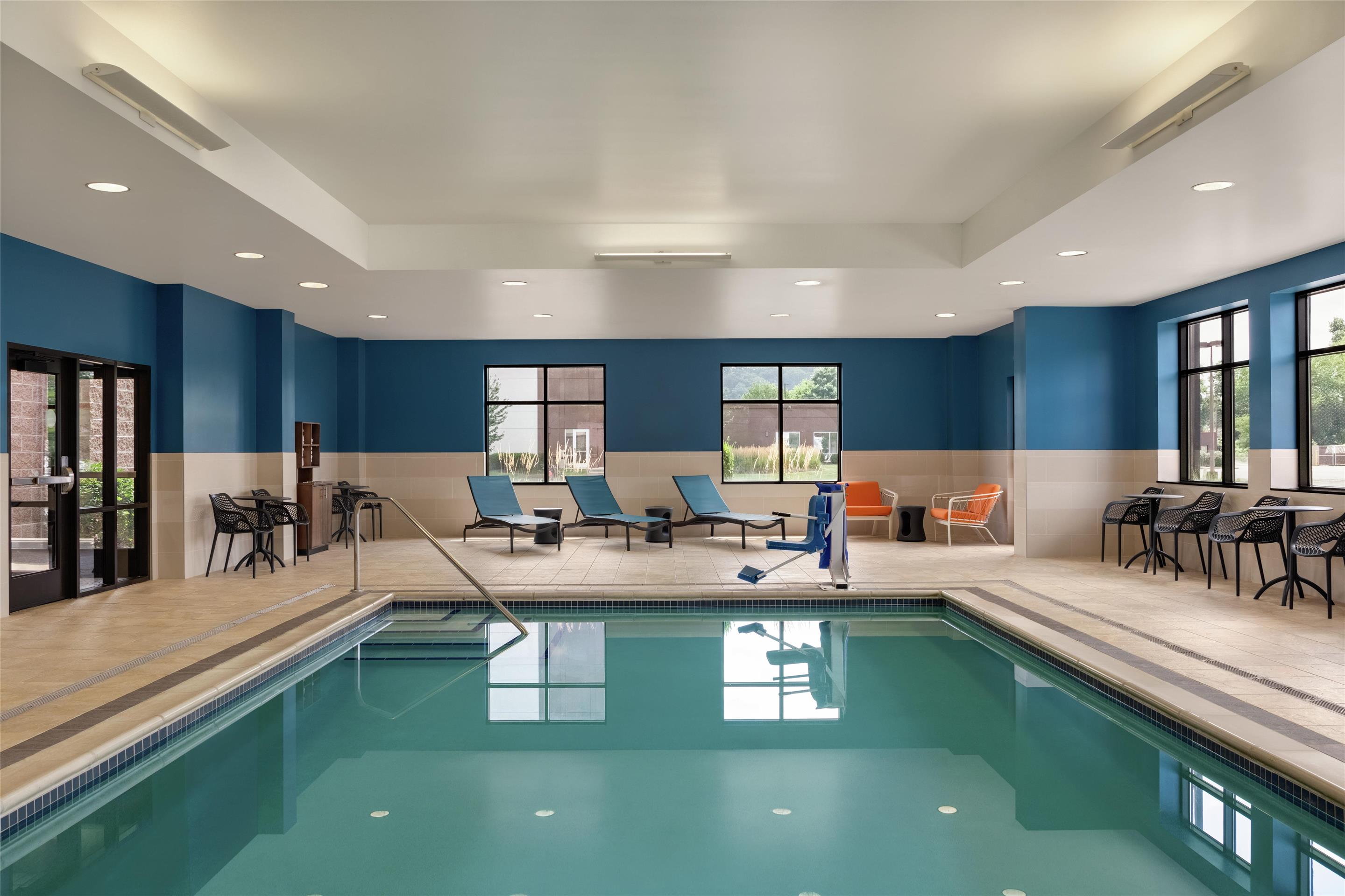 Pool | Hampton Inn & Suites Pittsburgh/Harmarville