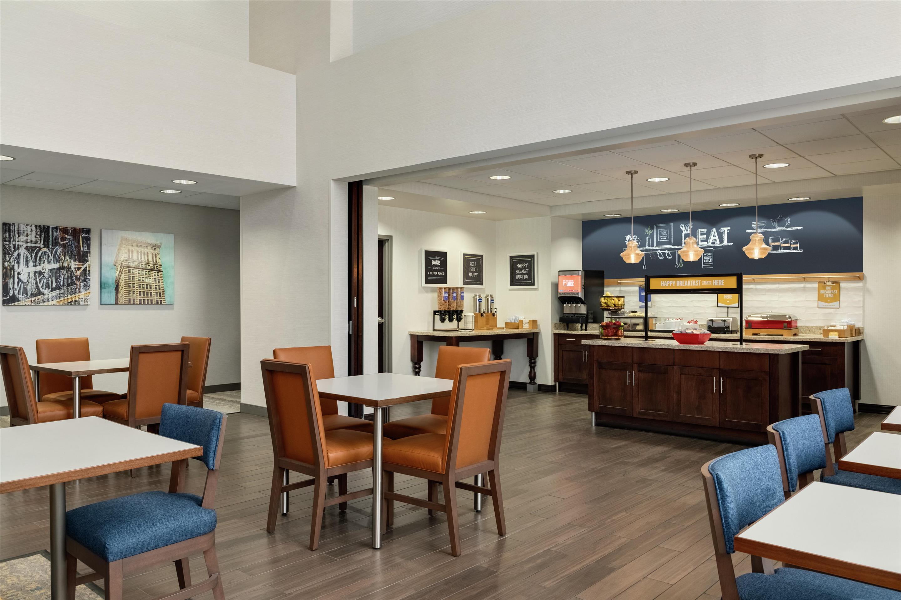 Breakfast Area | Hampton Inn & Suites Pittsburgh/Harmarville