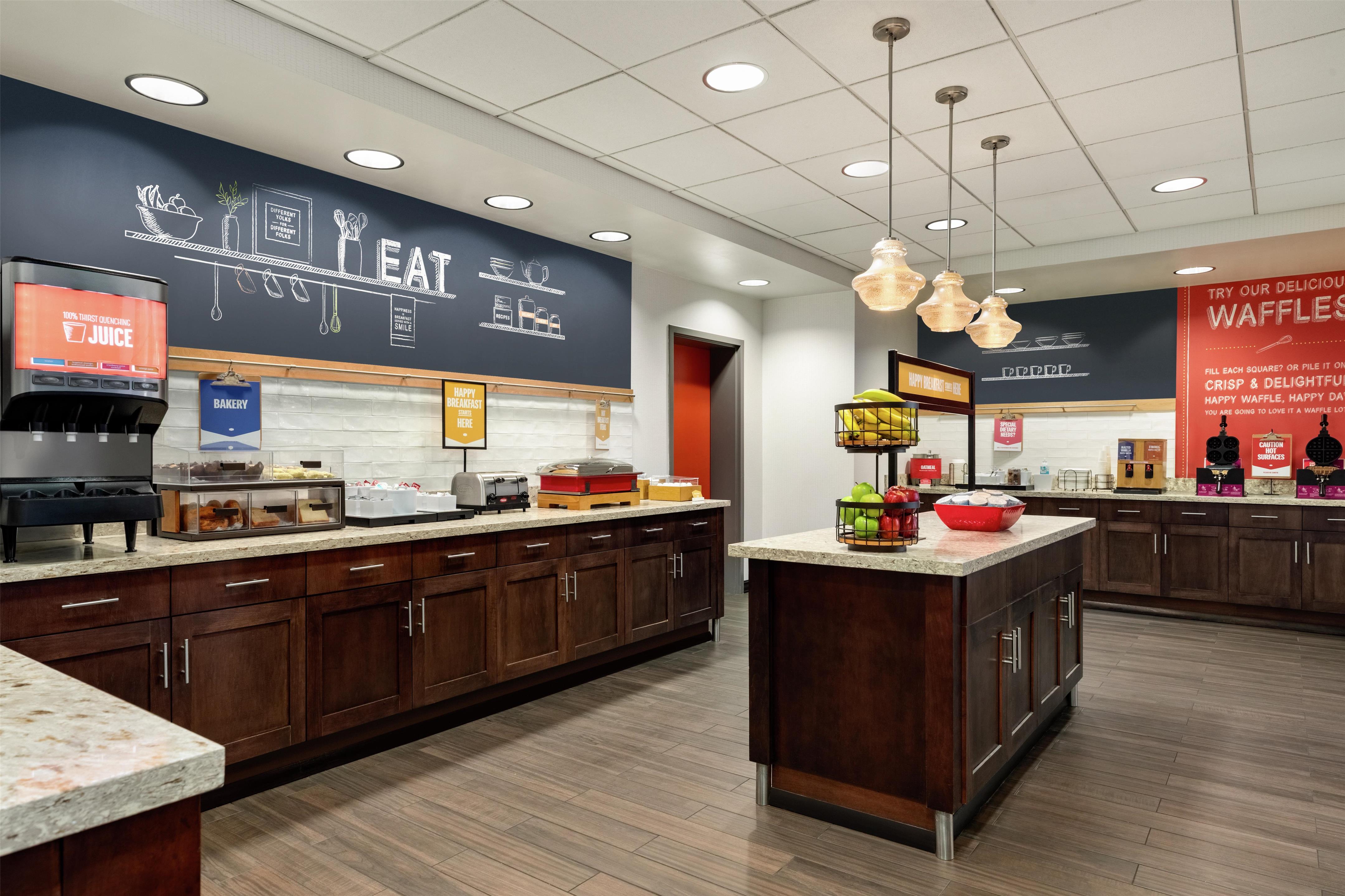 Breakfast Area | Hampton Inn & Suites Pittsburgh/Harmarville