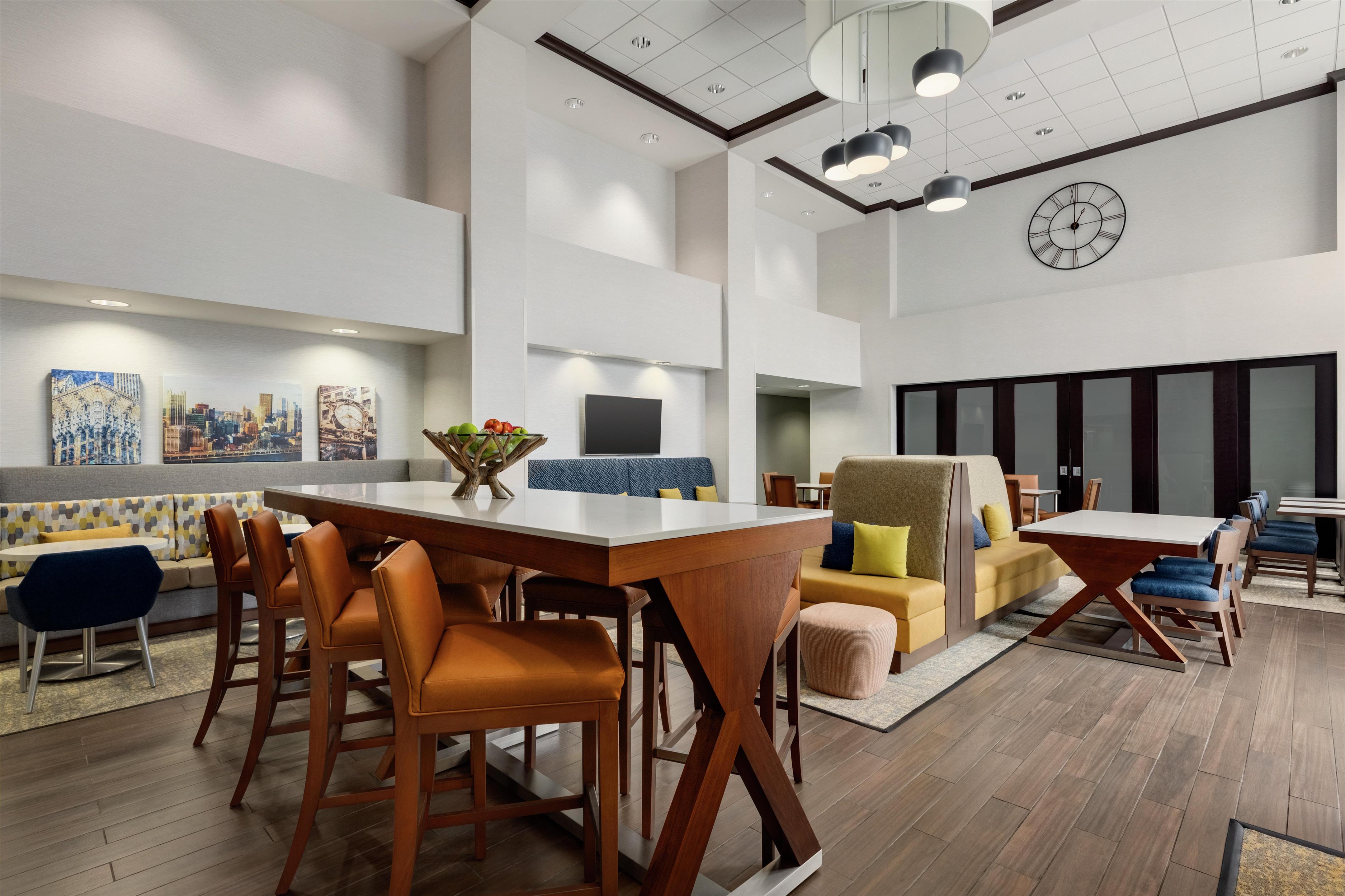 Lobby | Hampton Inn & Suites Pittsburgh/Harmarville