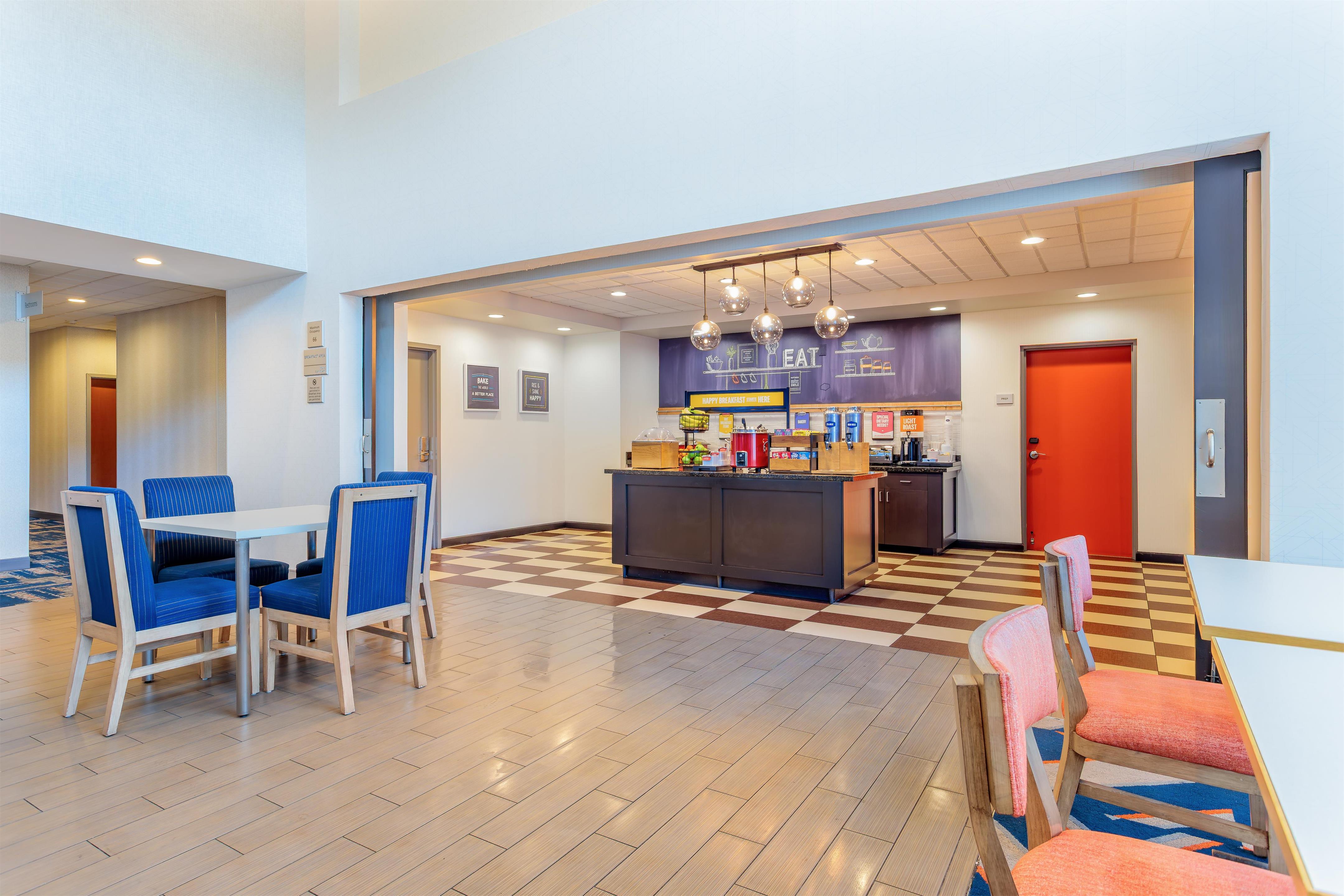 Breakfast Area | Hampton Inn & Suites Parkersburg Downtown