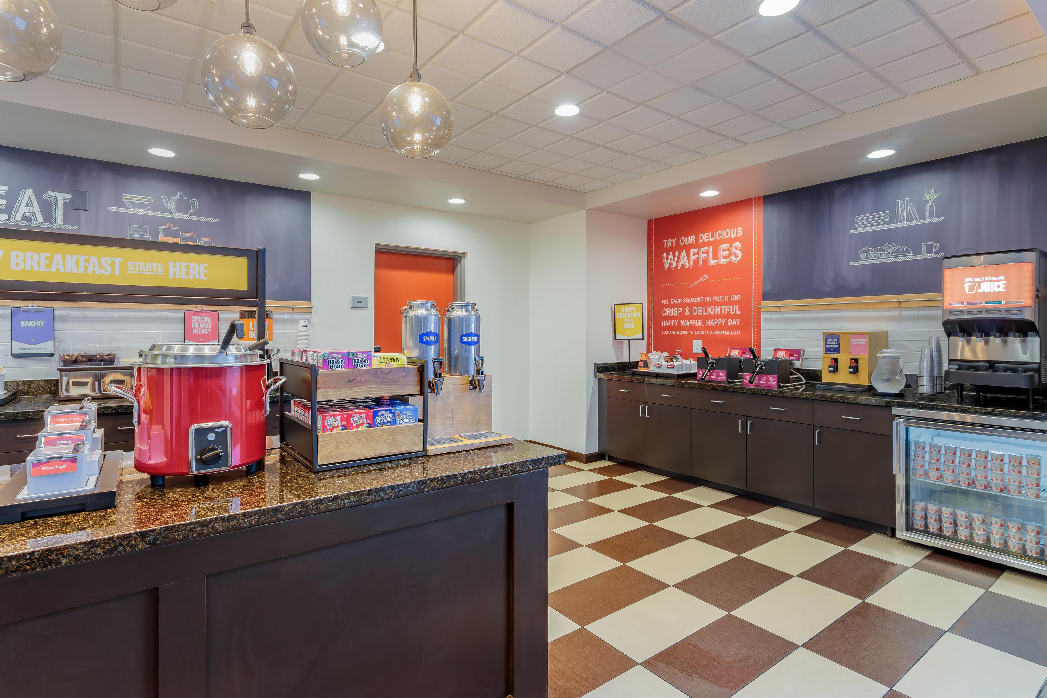 Breakfast Area | Hampton Inn & Suites Parkersburg Downtown