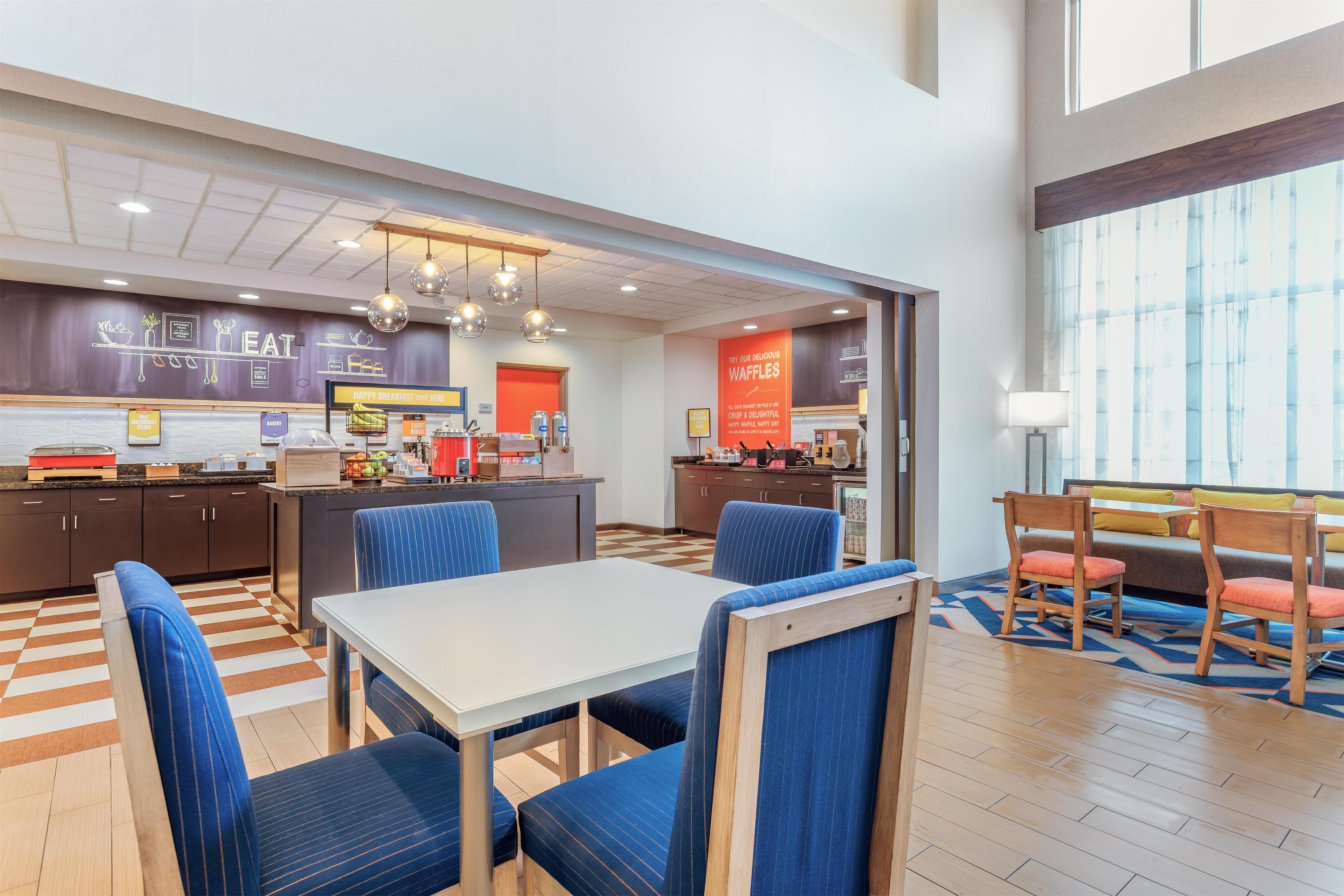 Breakfast Area | Hampton Inn & Suites Parkersburg Downtown