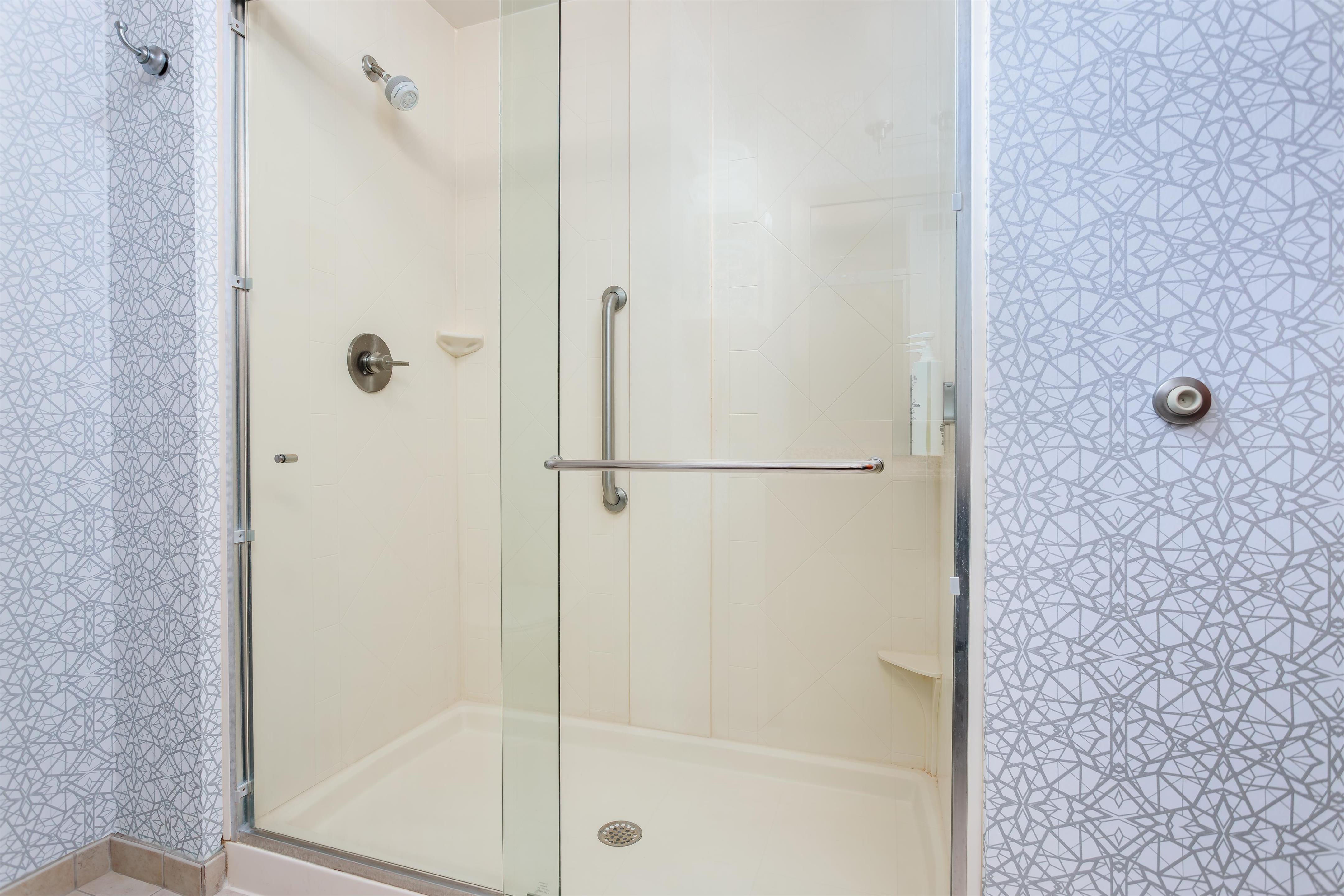 Guest room bath