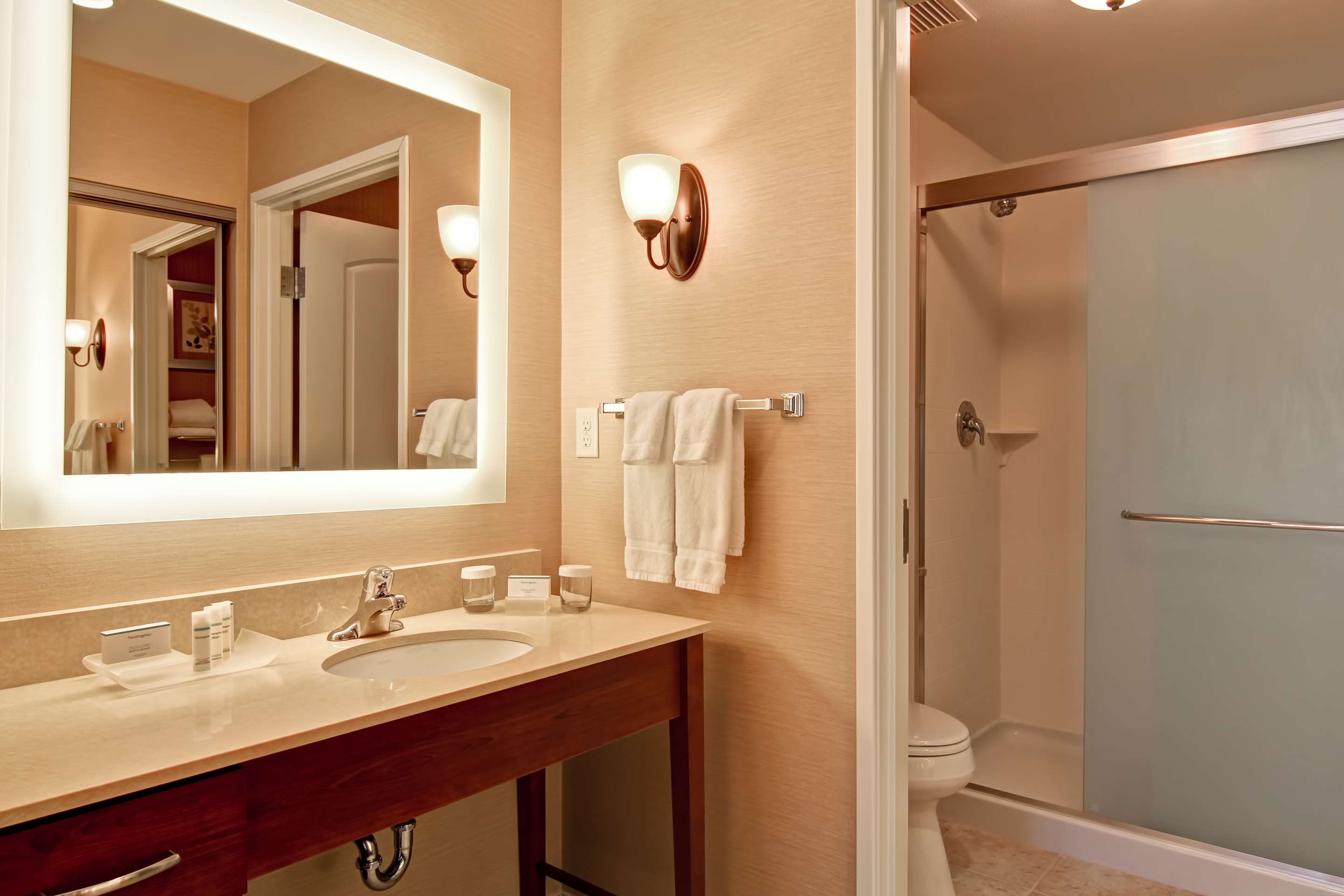 Guest room bath