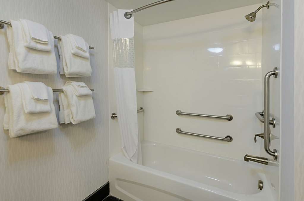 HAMPTON INN SALEM-guestroom-Guest Room,Bathroom,On-Site.jpg