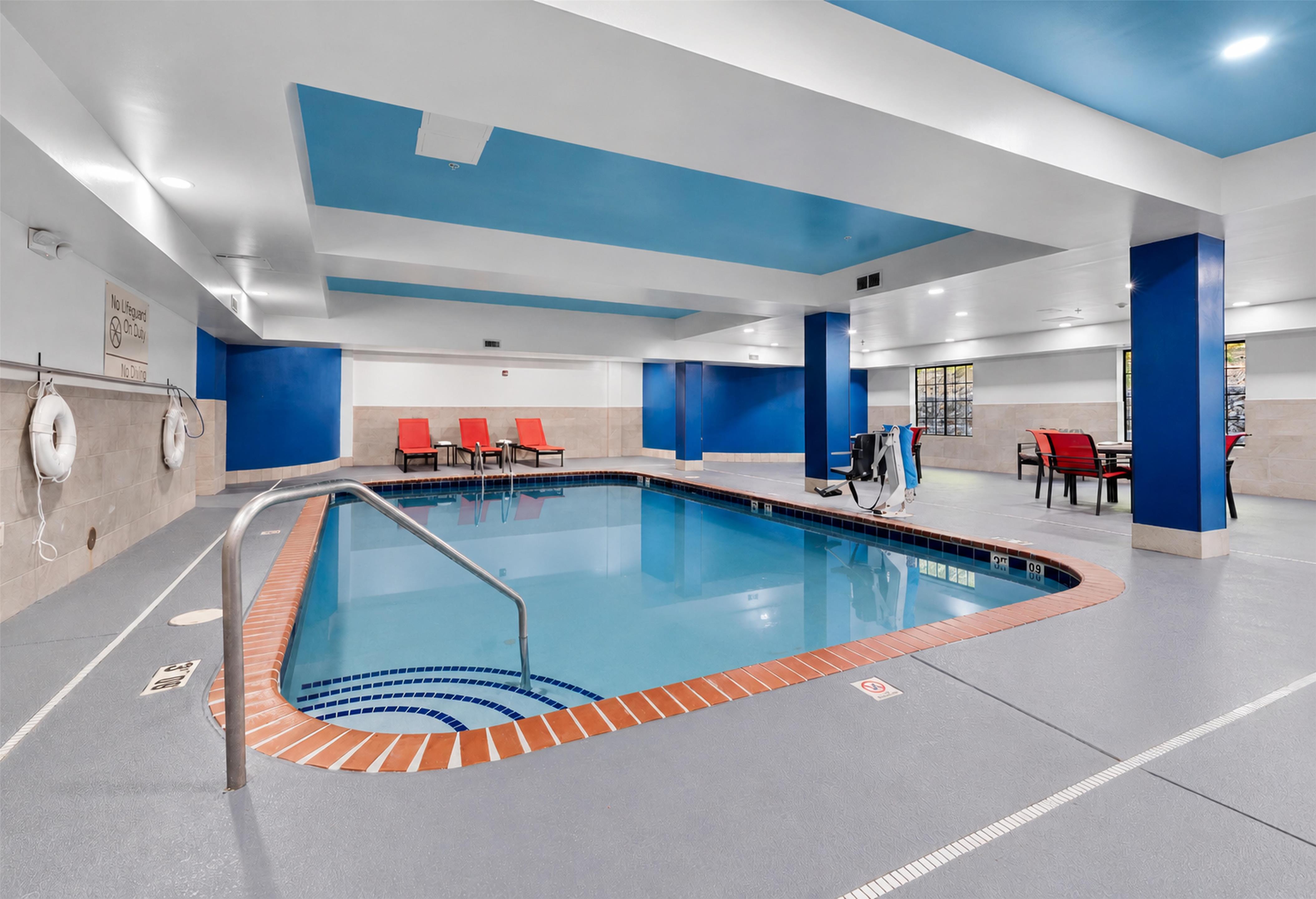 Pool | Hampton Inn Salem, VA
