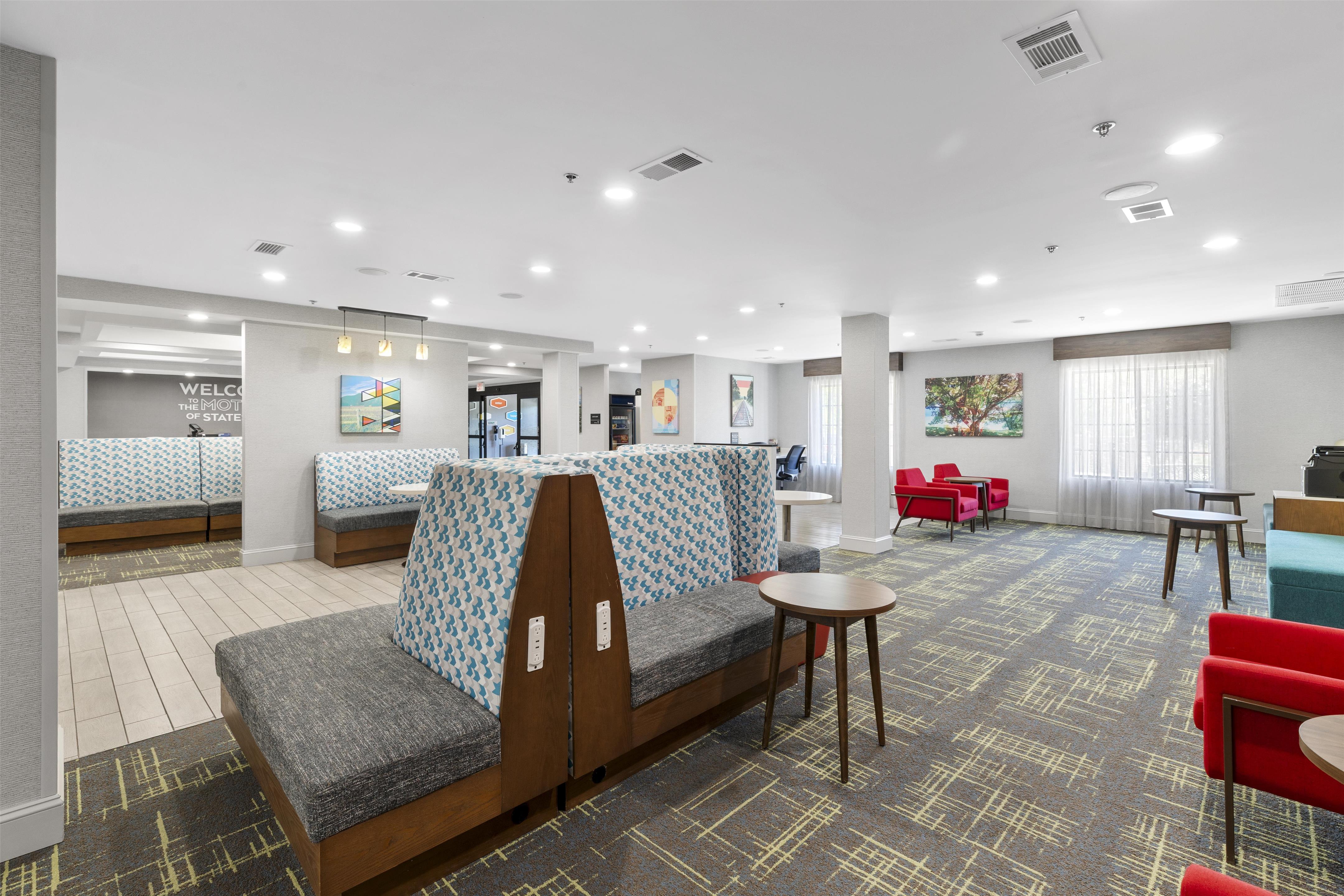 Lobby | Hampton Inn Salem, VA