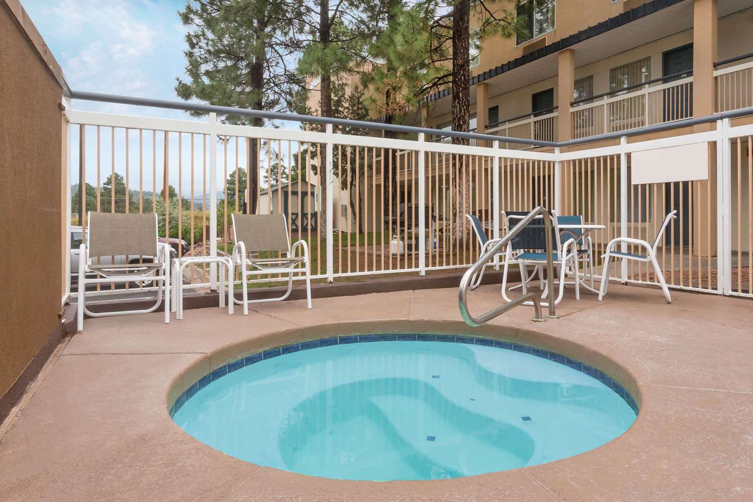 Baymont Inn & Suites Flagstaff I40, Exit 195, AZ See Discounts