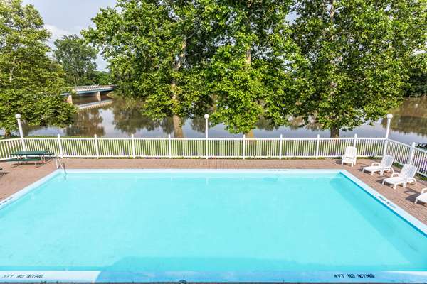 Pool - Days Inn Tiffin