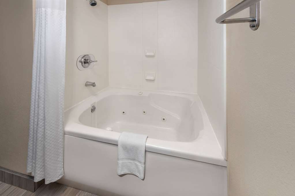 SUPER 8 COPLEY AKRON-guestroom-Guest Room,Tub - Jetted,Suite,On-Site.jpg