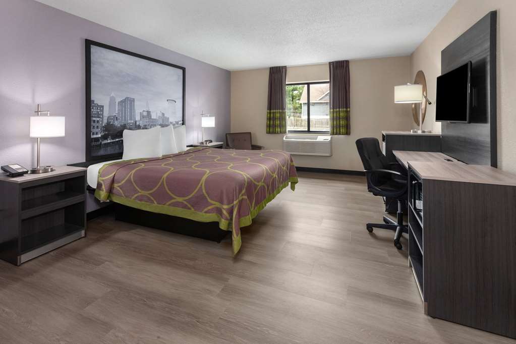 SUPER 8 COPLEY AKRON-guestroom-Guest Room,On-Site.jpg