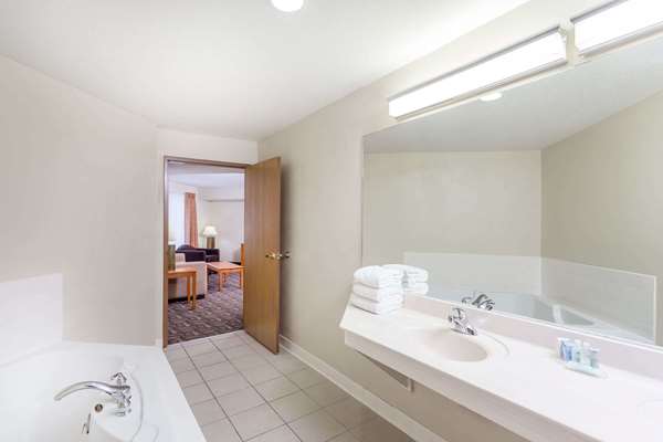 Suite - Wyndham Garden Hotel Fitchburg