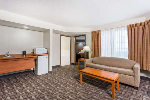 Suite - Wyndham Garden Hotel Fitchburg