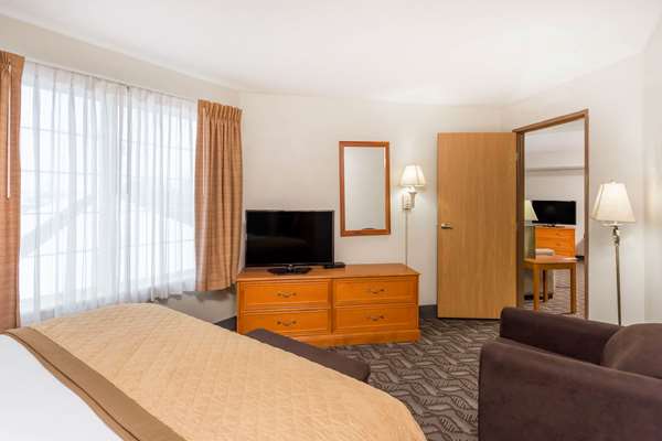 Suite - Wyndham Garden Hotel Fitchburg
