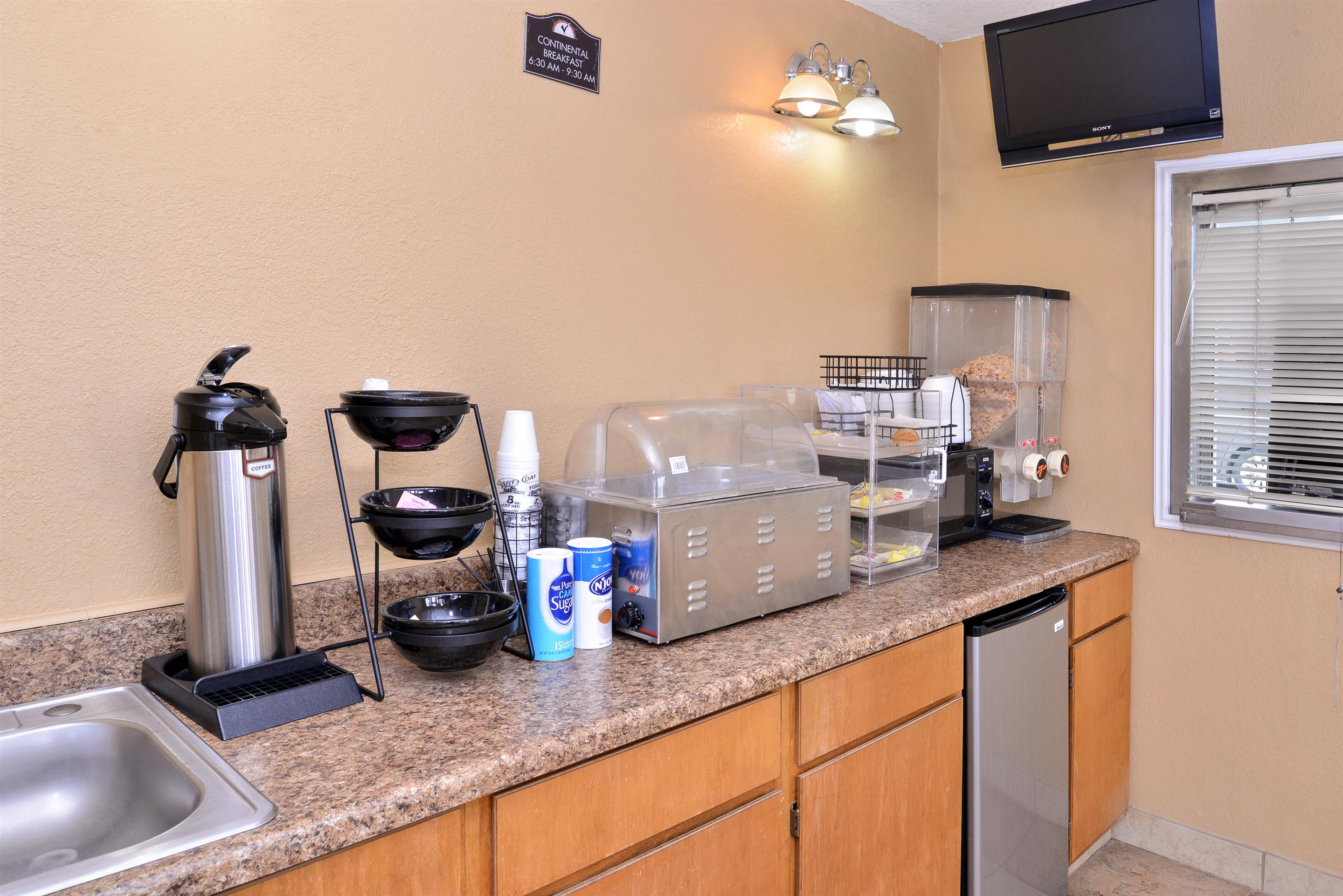 Breakfast Area | Americas Best Value Inn Schulenburg