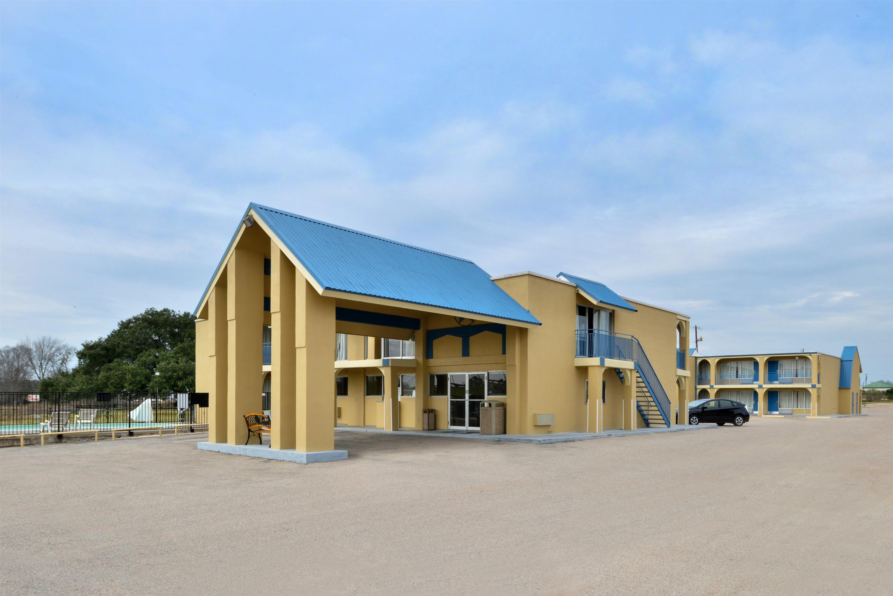 Exterior | Americas Best Value Inn Schulenburg