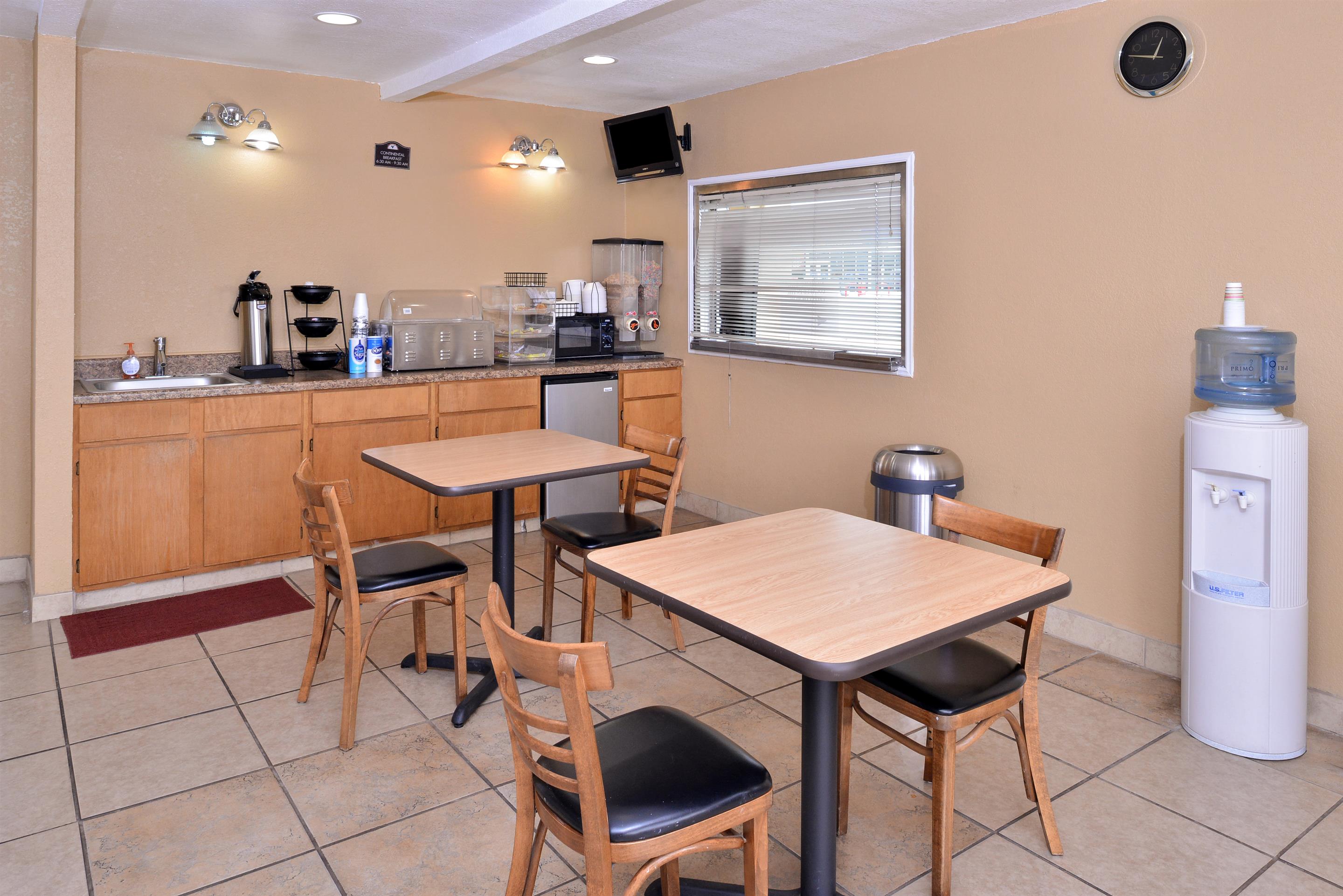 Breakfast Area | Americas Best Value Inn Schulenburg