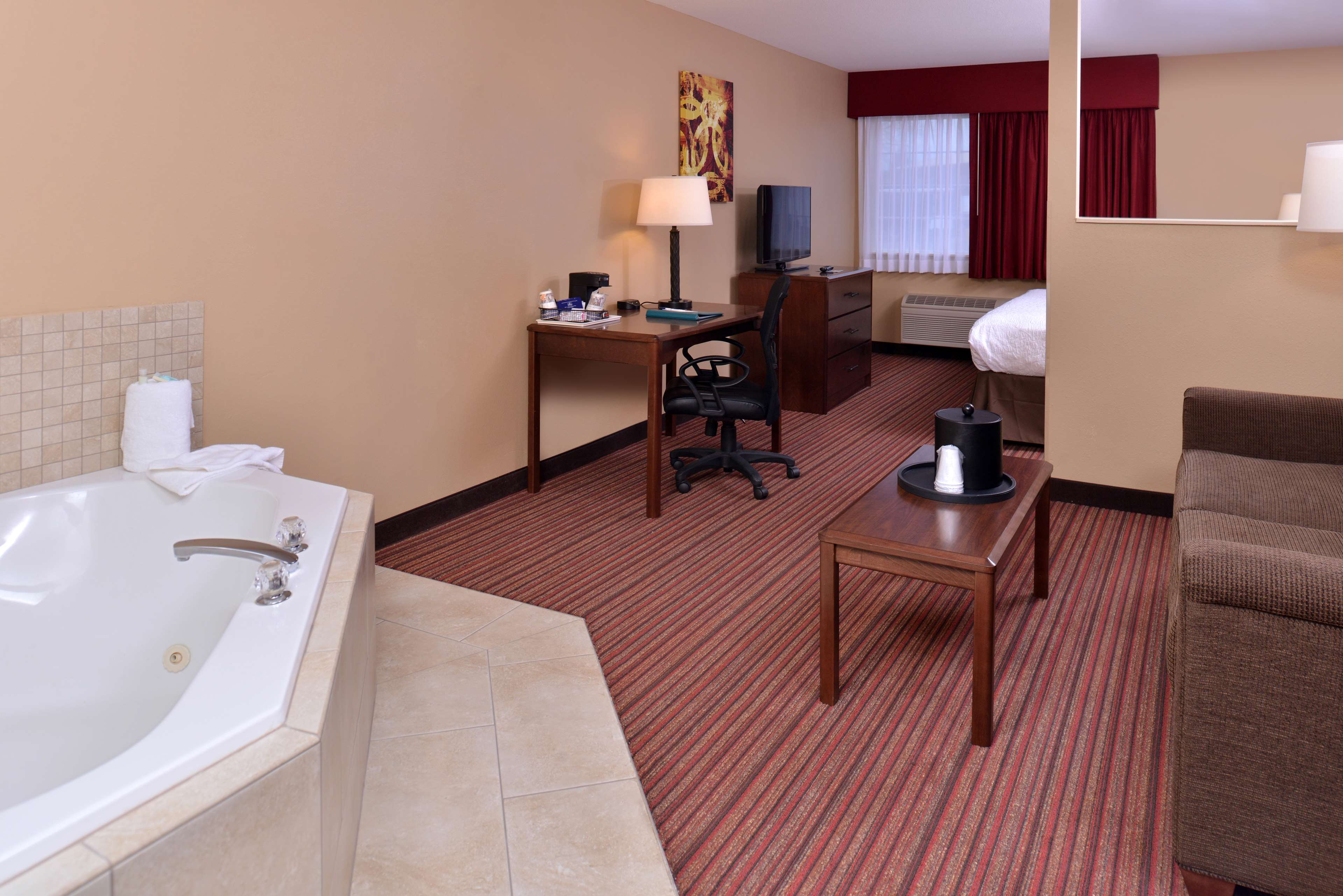 Best Western Woodland Inn Room Type - Suite-1 King Bed, Non-Smoking, Whirlpool, Sofabed, Microwave And Refrigerator, Wi-Fi, Full Breakfast