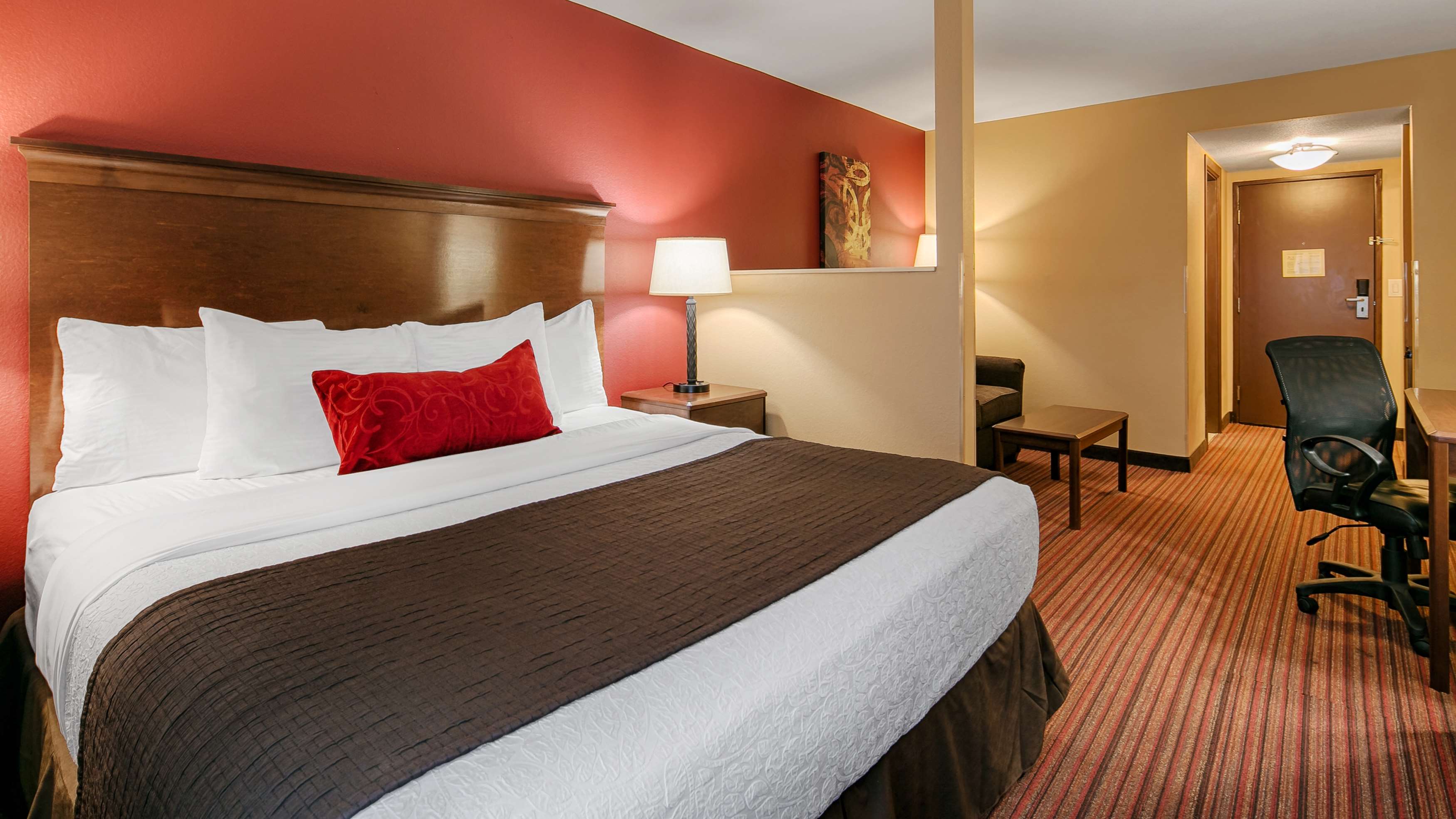 Best Western Woodland Inn Room Type - 1 King Bed, Non-Smoking, Sofabed, Microwave And Refrigerator, Wi-Fi, Full Breakfast