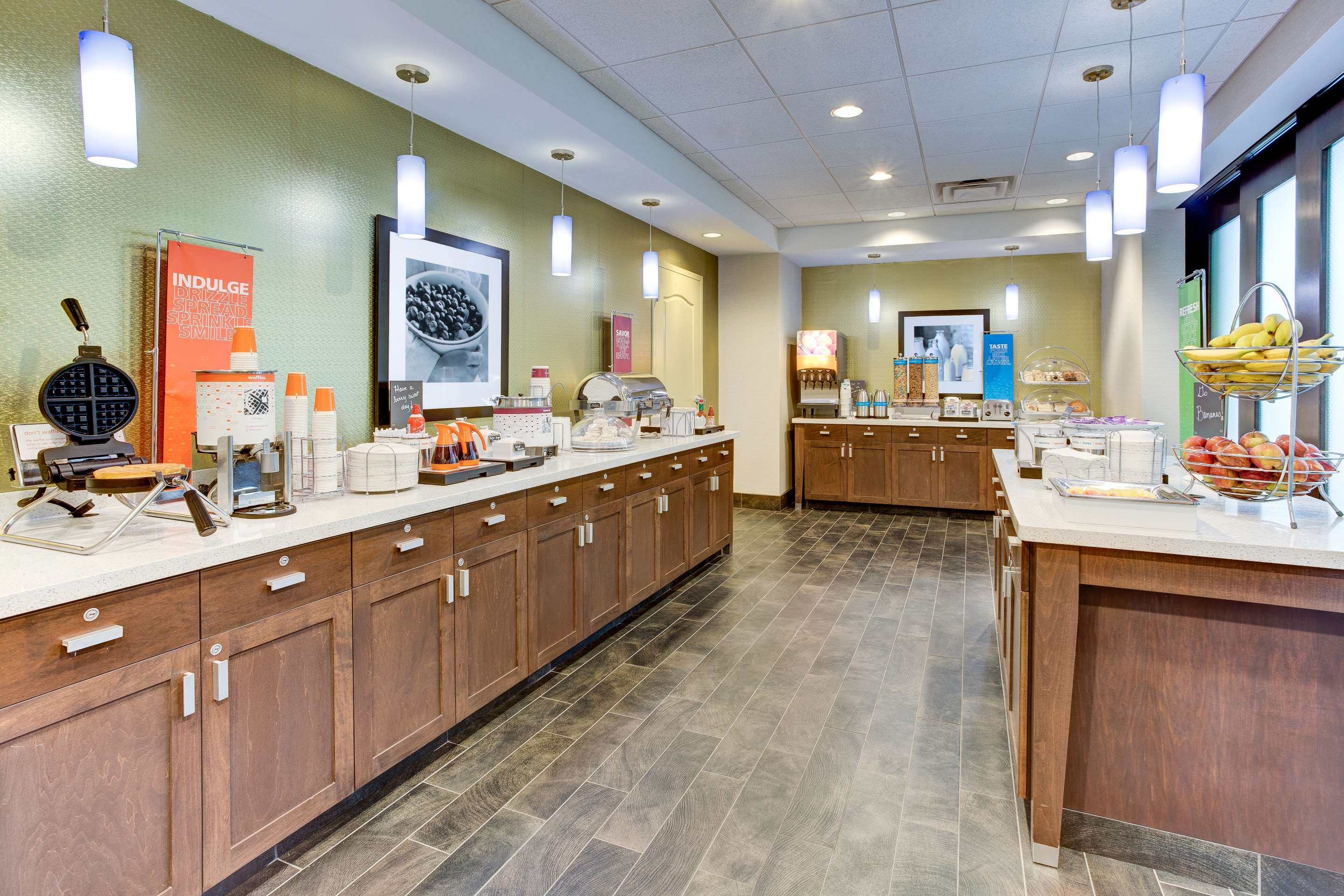 Restaurant | Hampton Inn & Suites Manchester