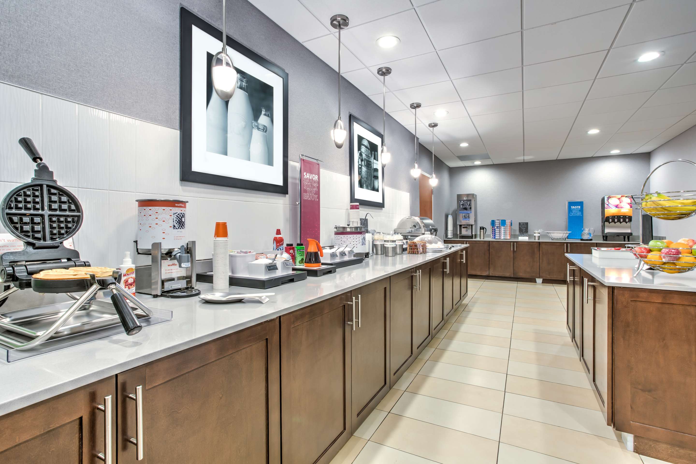 Restaurant | Hampton Inn & Suites Macon I-475