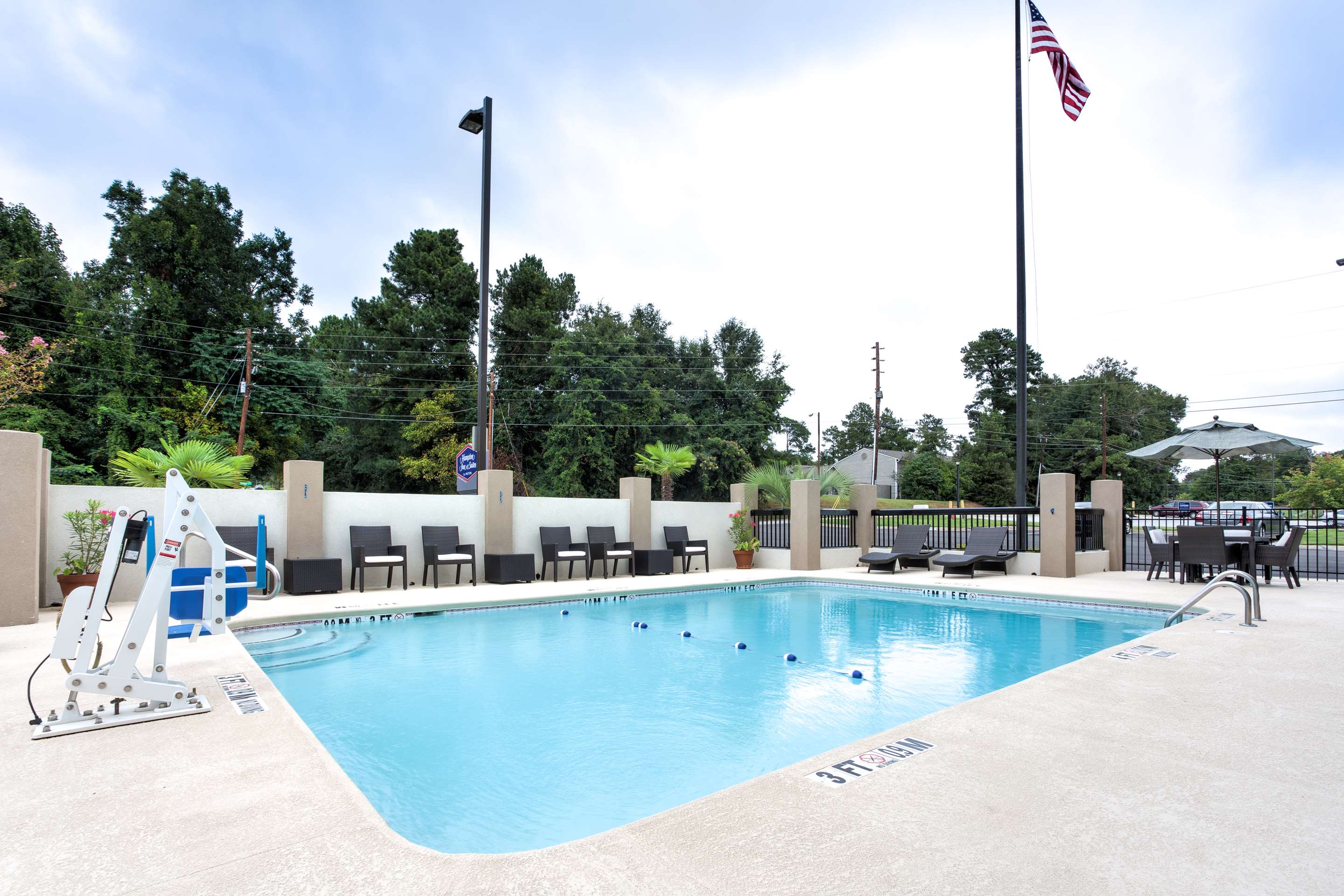 Pool | Hampton Inn & Suites Macon I-475