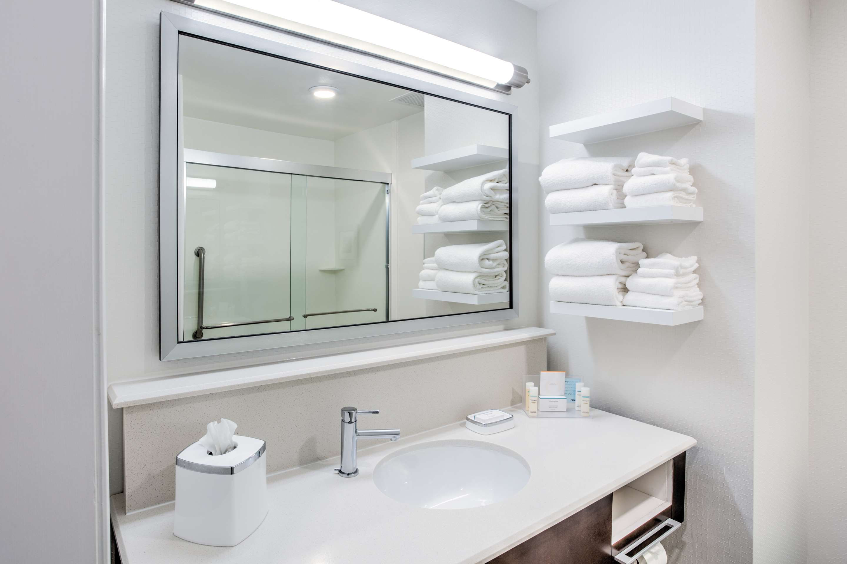 Guest room bath