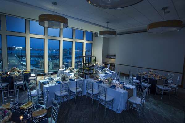 Restaurant - Hilton Philadelphia at Penns Landing Hotel - I-95, Exit 20