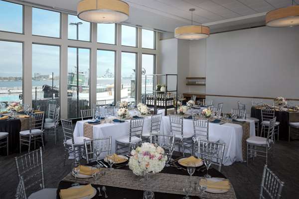 Restaurant - Hilton Philadelphia at Penns Landing Hotel - I-95, Exit 20